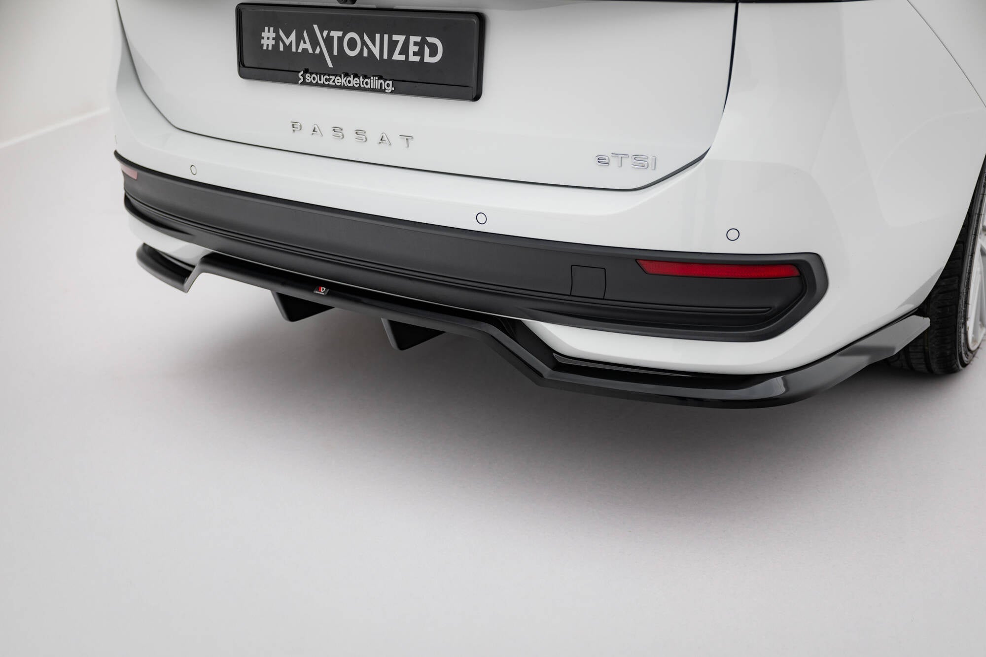 Maxton Design Splitter trasero (With Vertical Bars) para Volkswagen Passat B9 - imagen 2