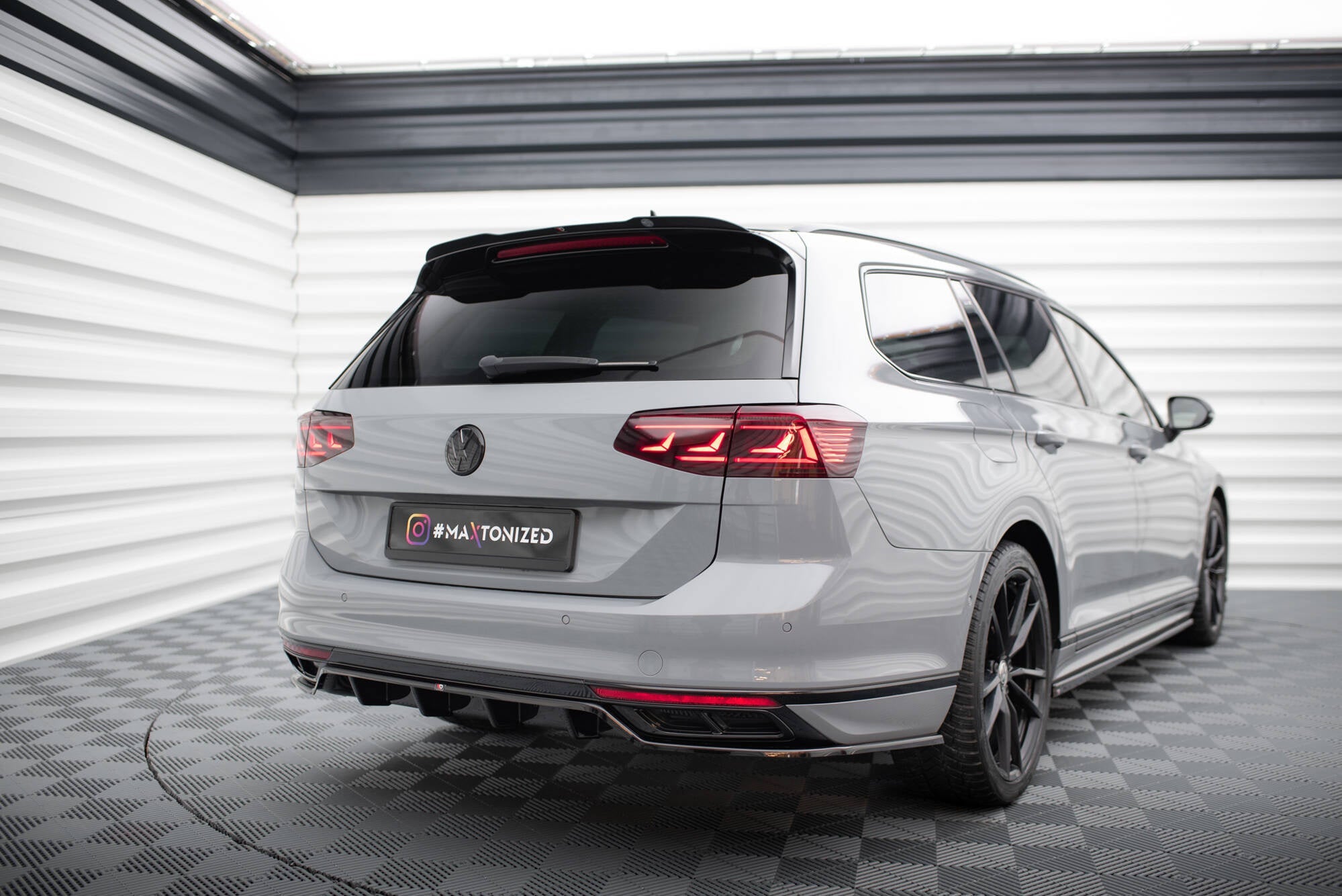 Maxton Design Splitter trasero (With Vertical Bars) para Volkswagen Passat R-Line B8 Facelift - imagen 3
