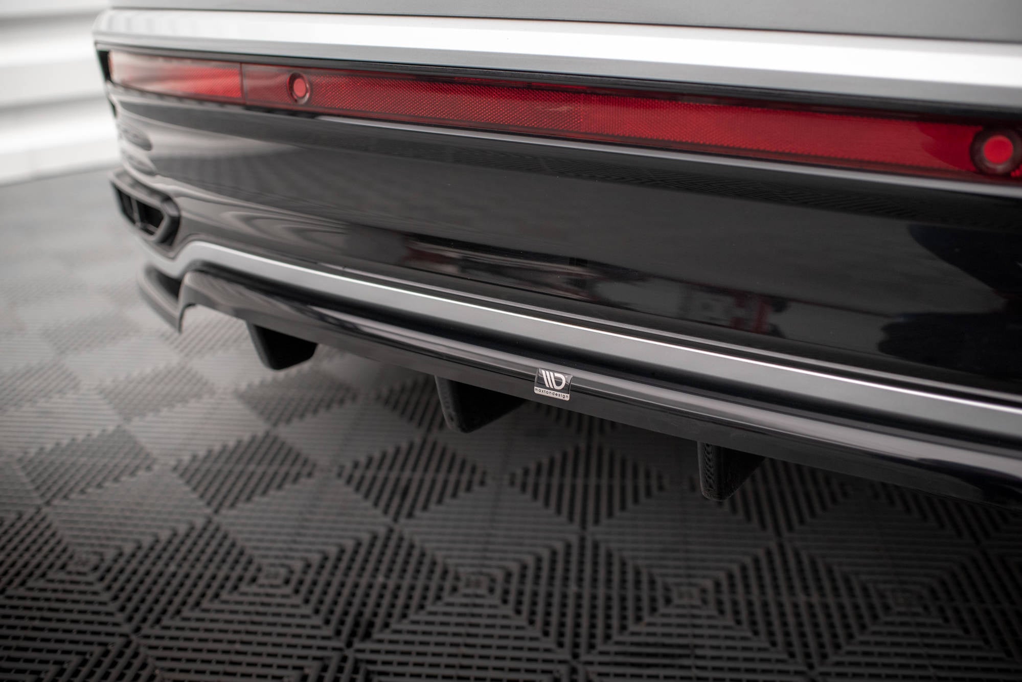 Maxton Design Splitter trasero (With Vertical Bars) para Volkswagen Taigo R-Line Mk1 - imagen 2
