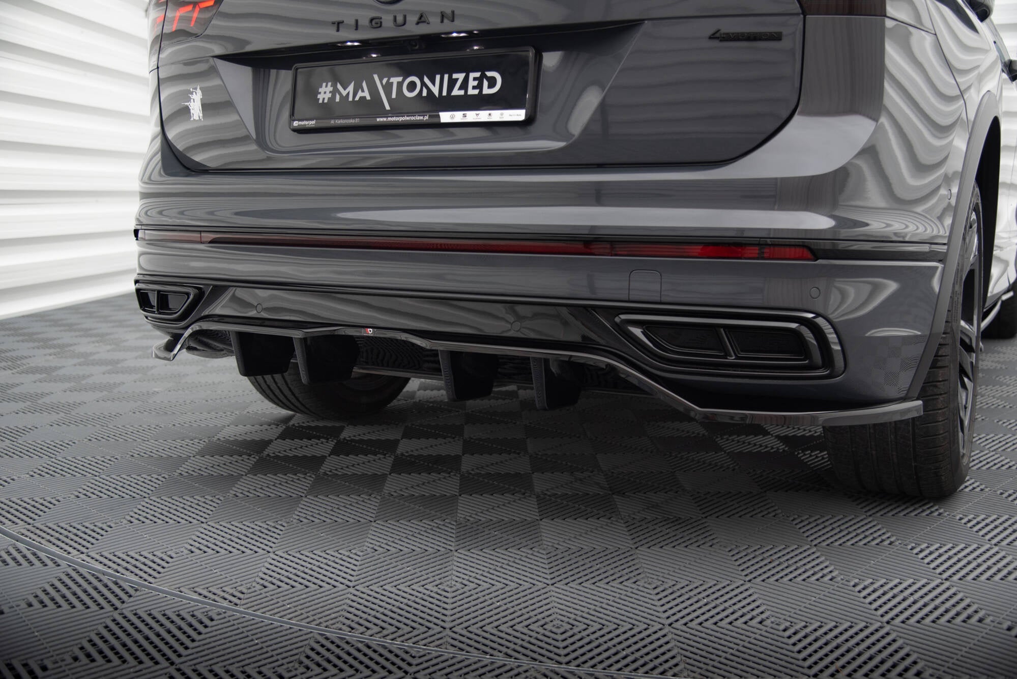 Maxton Design Splitter trasero (With Vertical Bars) para Volkswagen Tiguan R-Line Mk2 Facelift - imagen 1