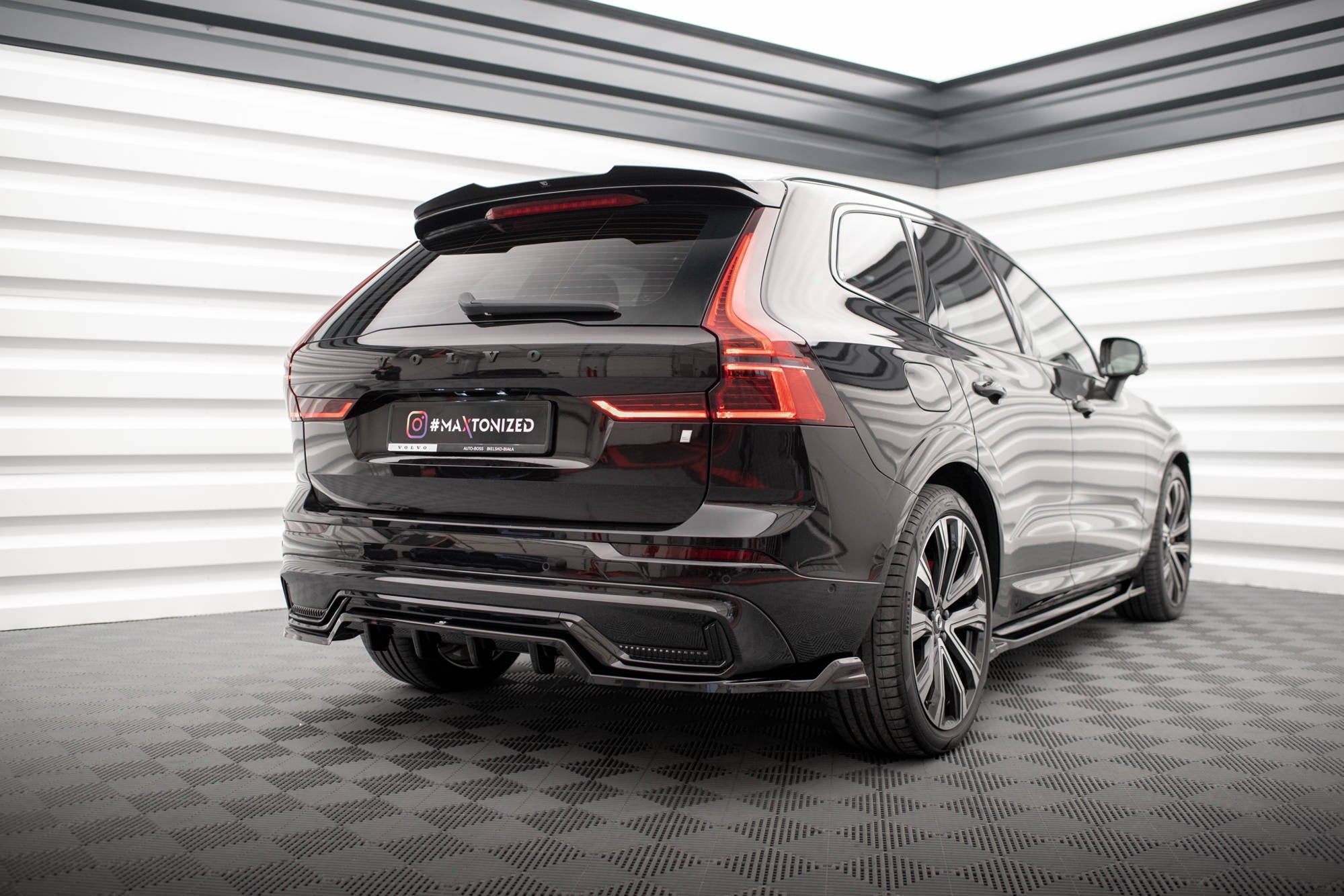 Maxton Design Splitter trasero (With Vertical Bars) para Volvo XC60 R-Design Mk2 Facelift - imagen 1