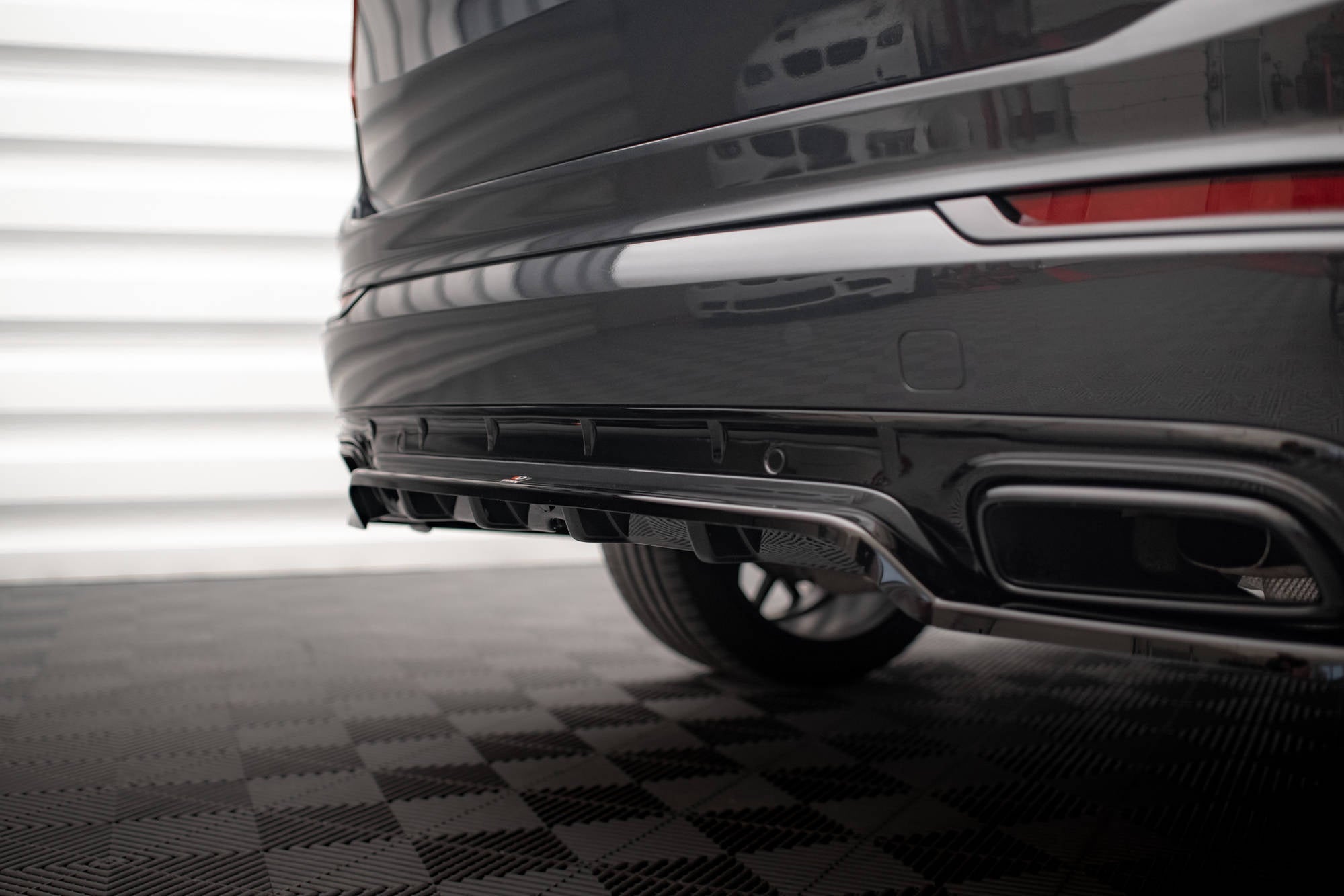 Maxton Design Splitter trasero (With Vertical Bars) para Volvo XC90 R-Design Mk2 / Mk2 Facelift - imagen 4