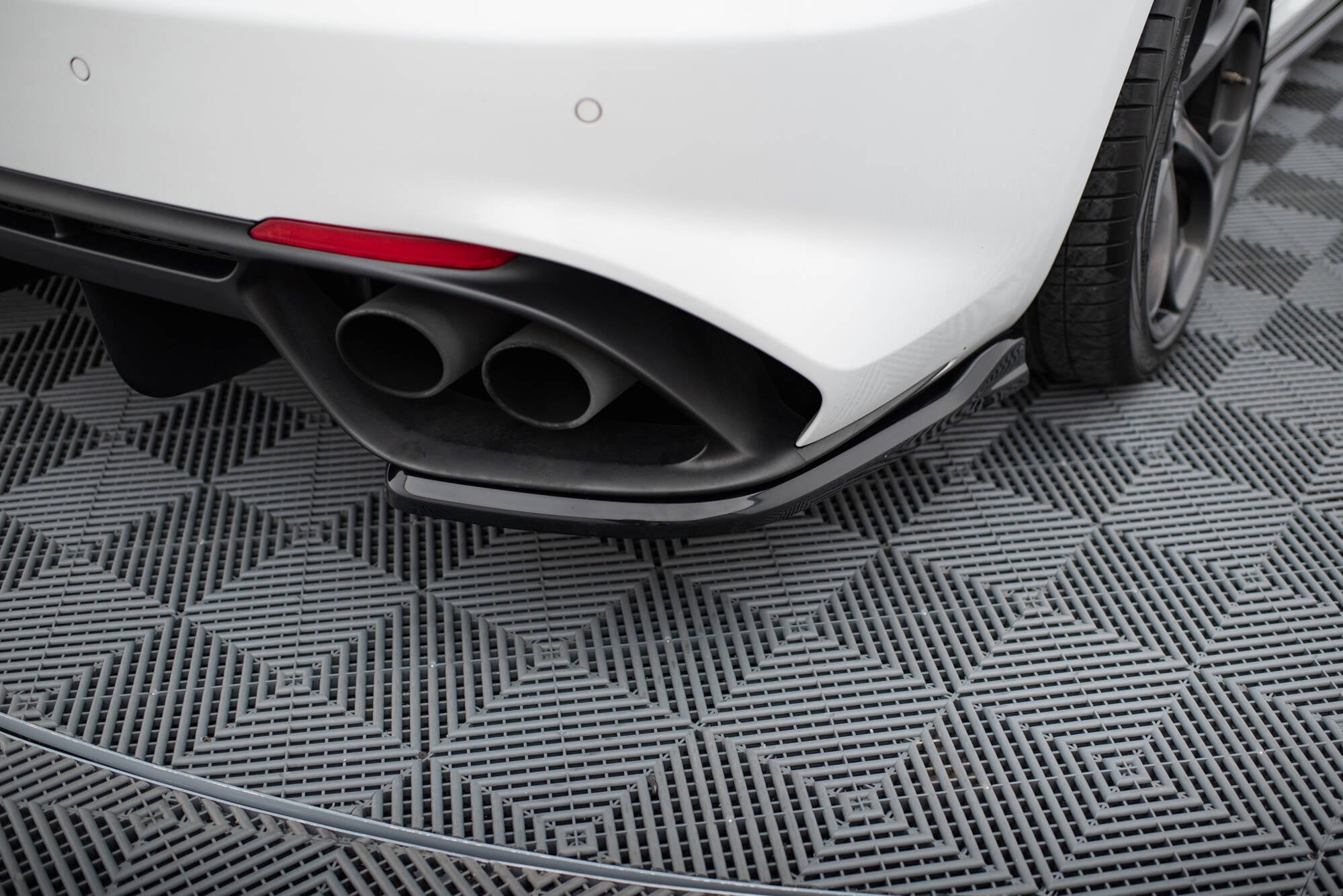 Maxton Design Splitters laterales traseros para Alfa Romeo Giulia Quadrifoglio - imagen 1