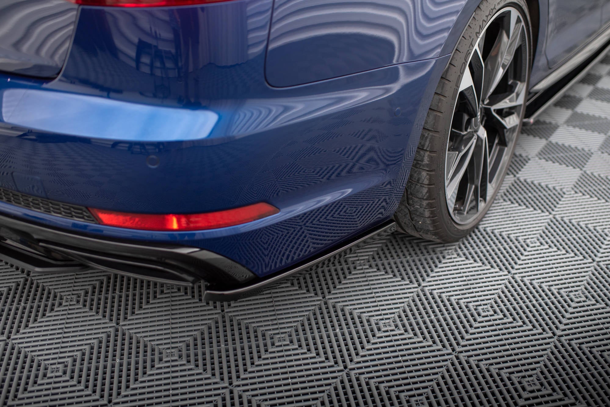 Maxton Design Splitters laterales traseros para Audi A4 Competition B9 - imagen 1