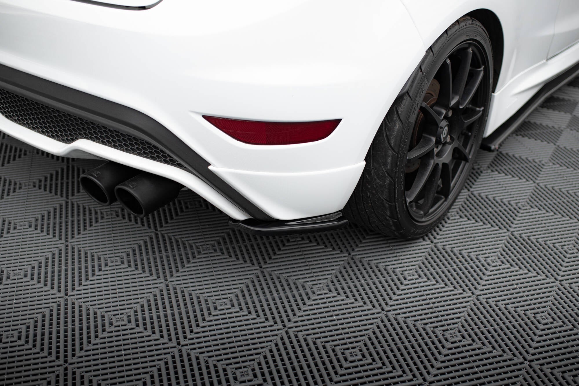 Maxton Design Splitters laterales traseros para Ford Fiesta ST / ST-Line / Zetec S Mk7 Facelift - imagen 1