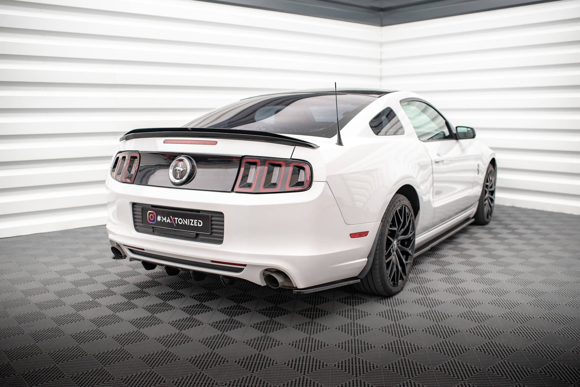 Maxton Design Splitters laterales traseros para Ford Mustang Mk5 Facelift - imagen 2