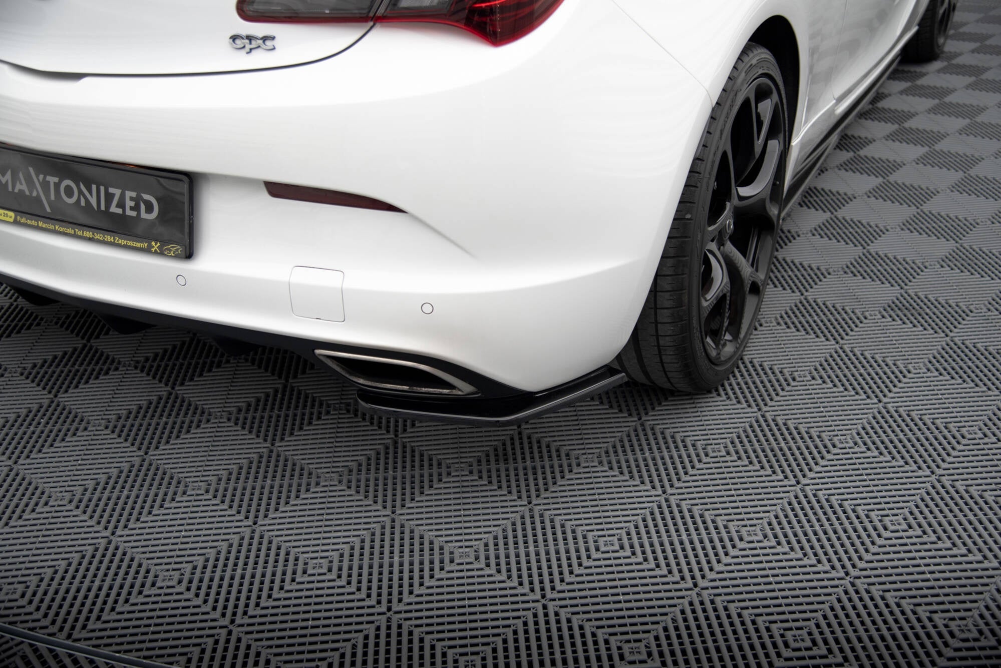 Maxton Design Splitters laterales traseros para Opel Astra J OPC / VXR - imagen 1