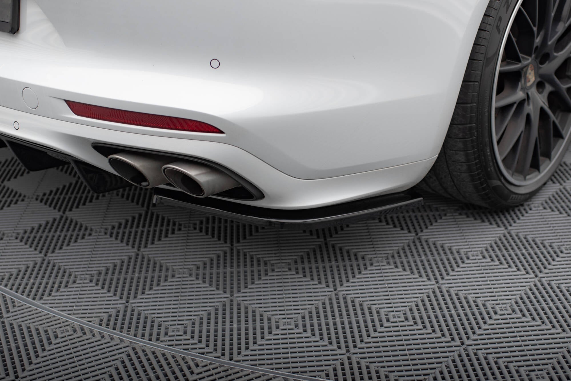Maxton Design Splitters laterales traseros para Porsche Panamera GTS 971 - imagen 1