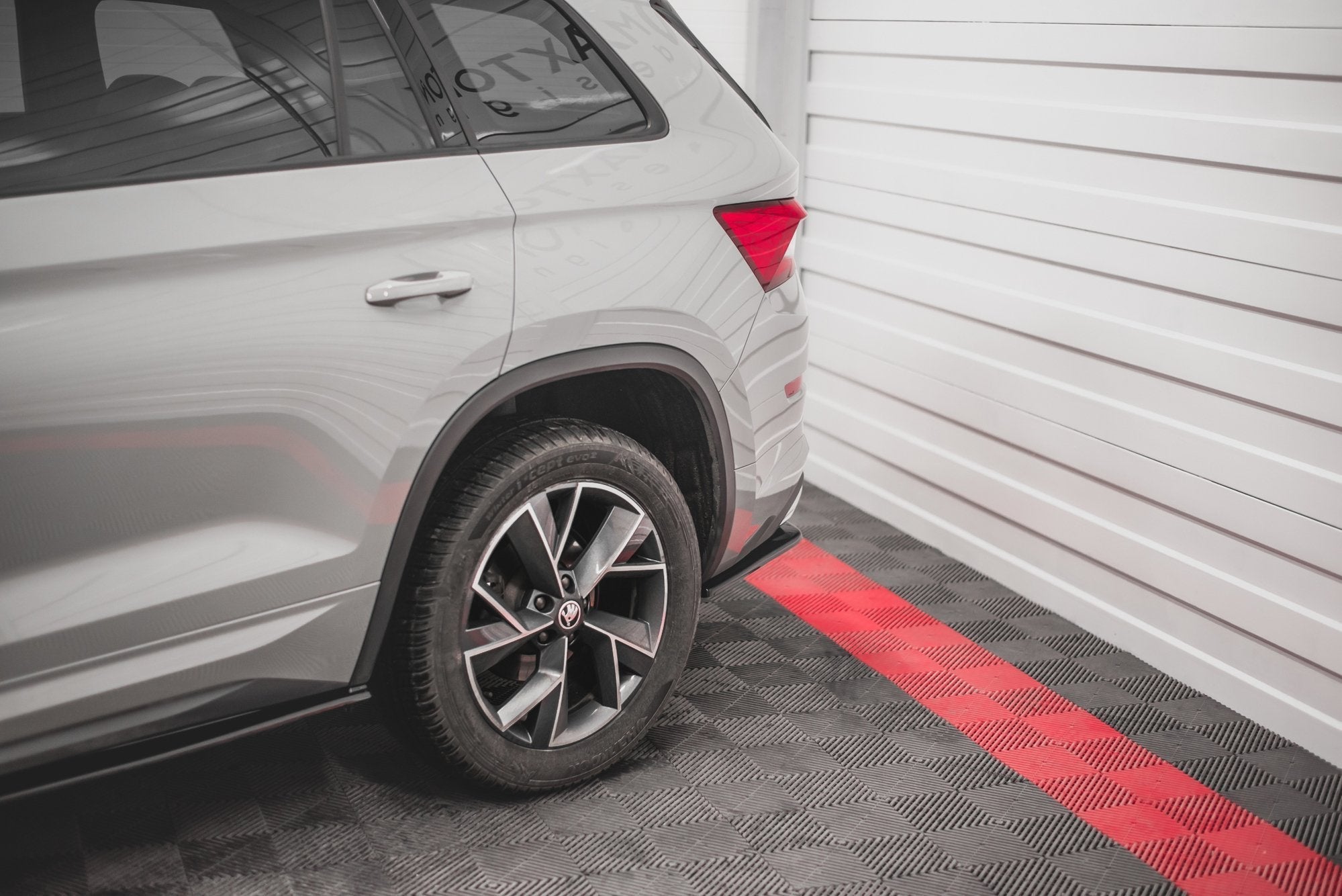 Maxton Design Splitters laterales traseros para Skoda Kodiaq Sportline Mk1 / Mk1 Facelift - imagen 3