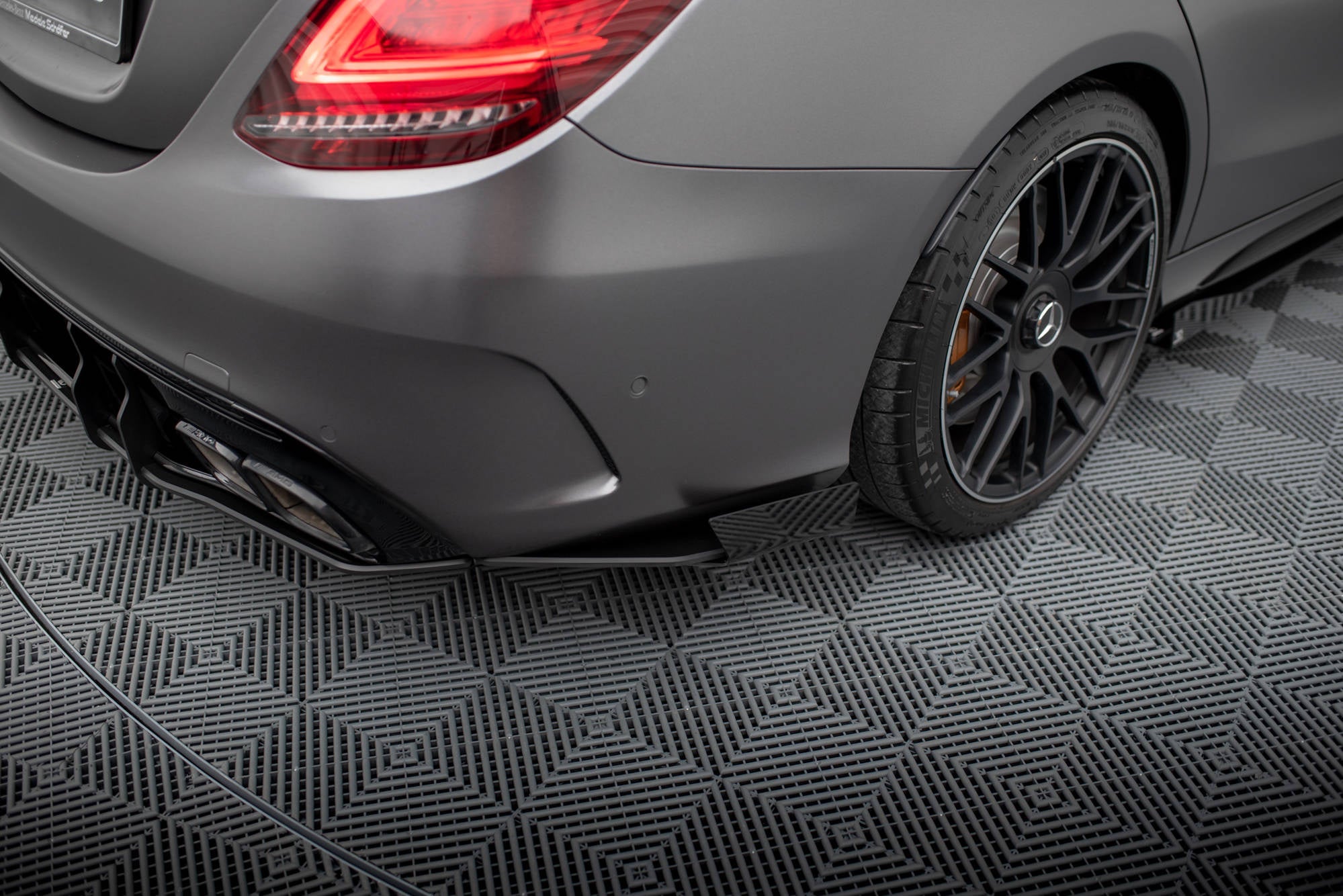 Maxton Design Street Pro Rear Side Splitters + Flaps para Mercedes-AMG C63 Sedan / Estate W205 Facelift - imagen 1