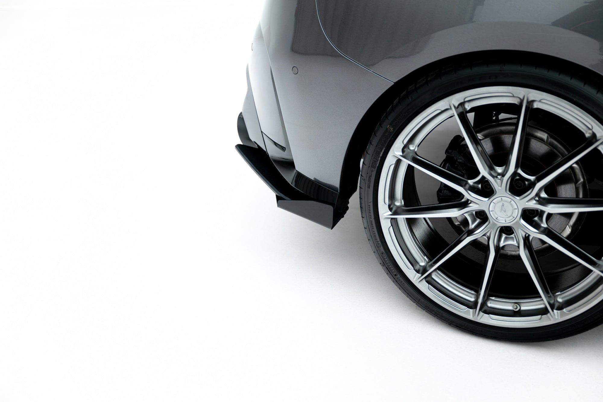 Maxton Design Street Pro Rear Side Splitters V.1 + Flaps para BMW M135i F70 - imagen 4