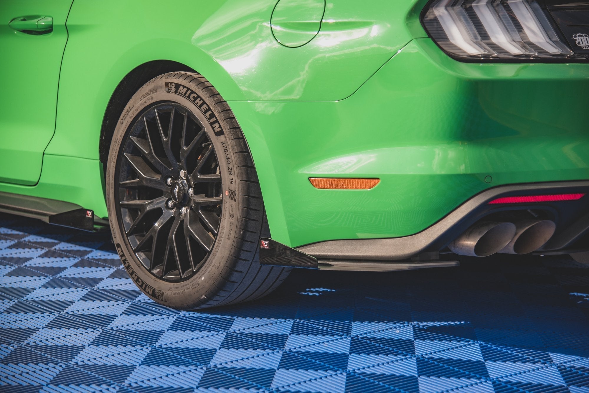 Maxton Design Street Pro Rear Side Splitters V.1 + Flaps para Ford Mustang GT Mk6 Facelift - imagen 1