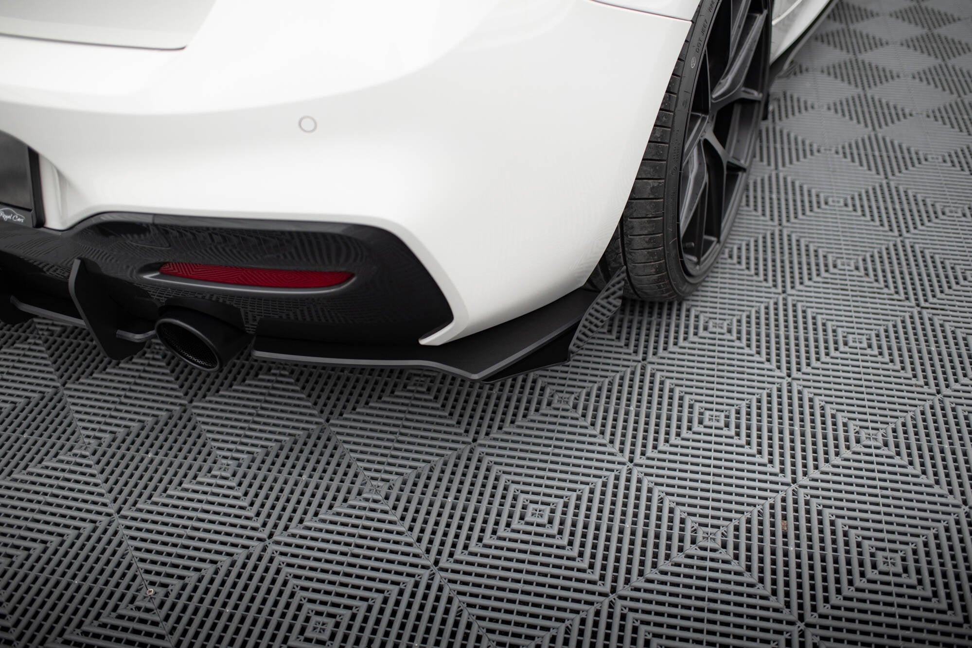 Maxton Design Street Pro Rear Side Splitters V.2 + Flaps para BMW 1 F20 M140i - imagen 1