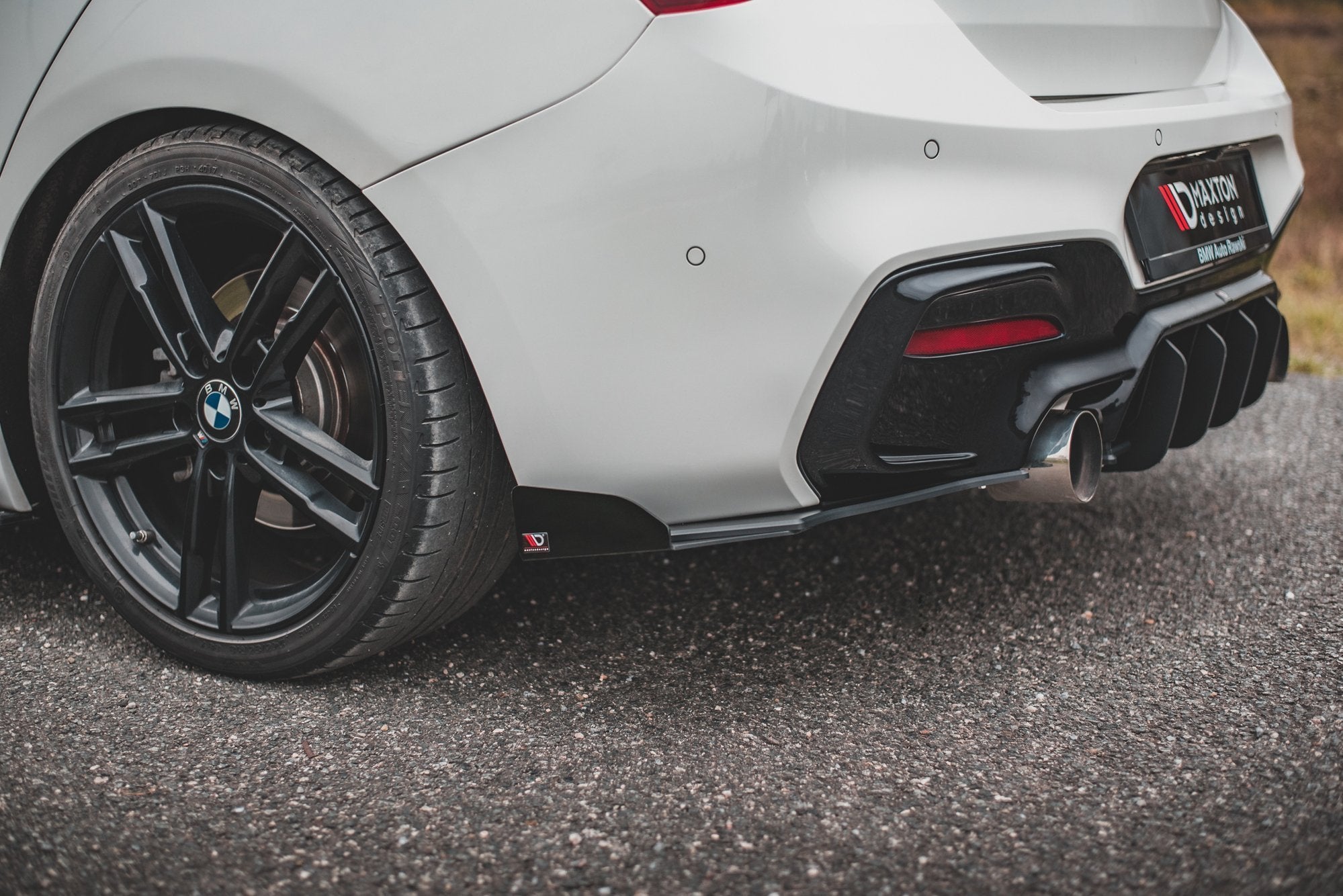 Maxton Design Street Pro Rear Side Splitters V.3 + Flaps para BMW 1 F20 M140i - imagen 2