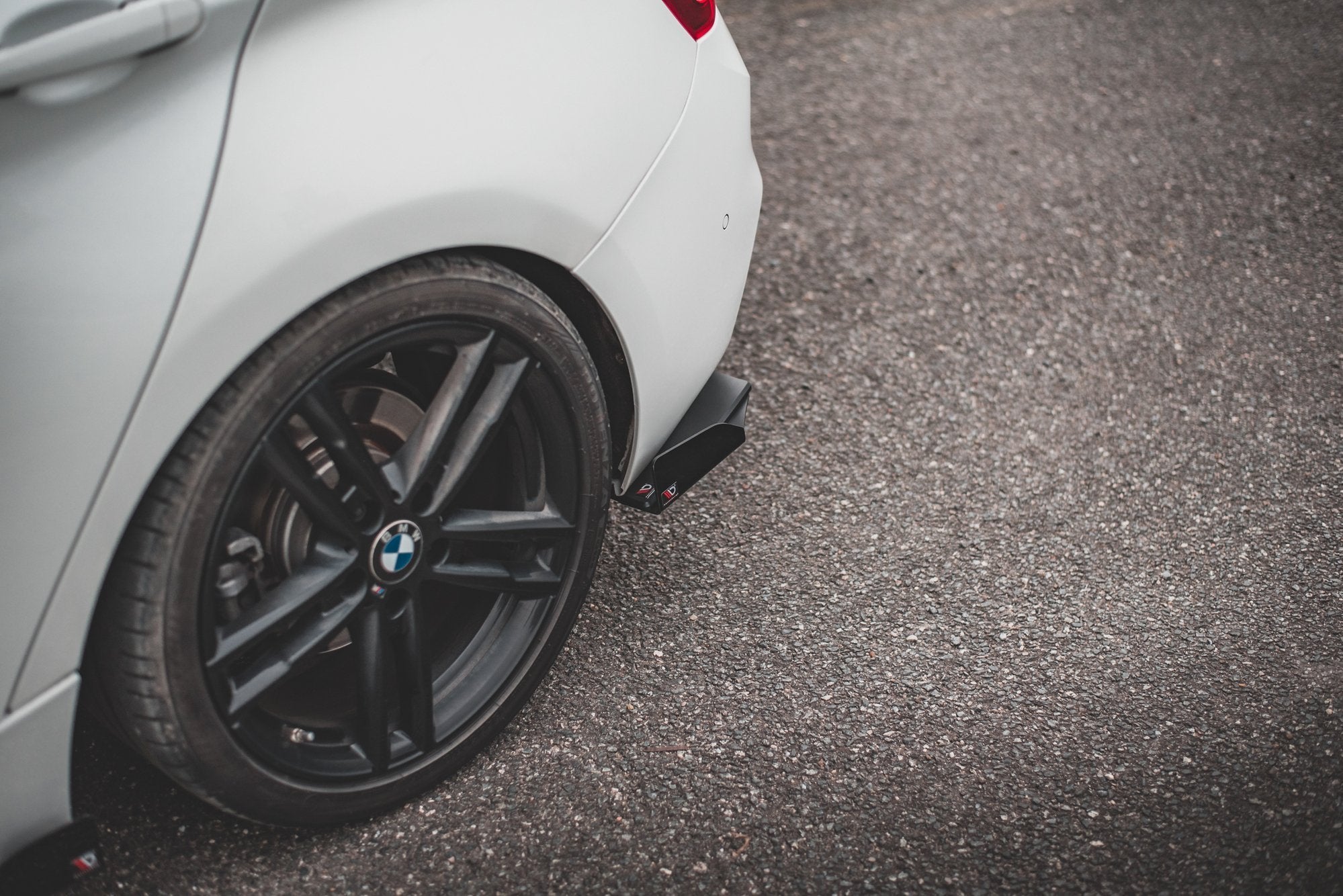 Maxton Design Street Pro Rear Side Splitters V.3 + Flaps para BMW 1 F20 M140i - imagen 4