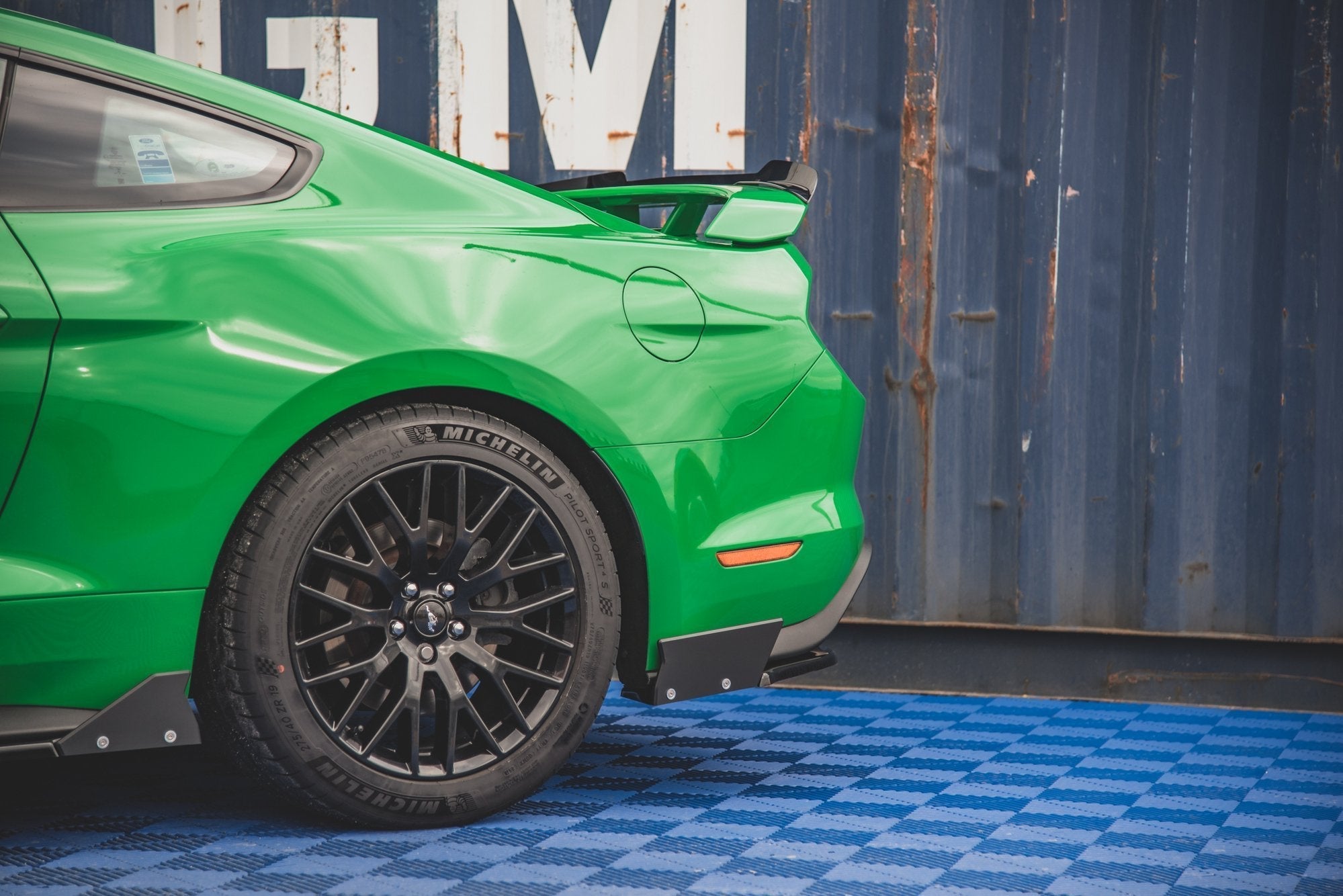 Maxton Design Splitters laterales traseros V.1 + Flaps para Ford Mustang GT Mk6 Facelift - imagen 2