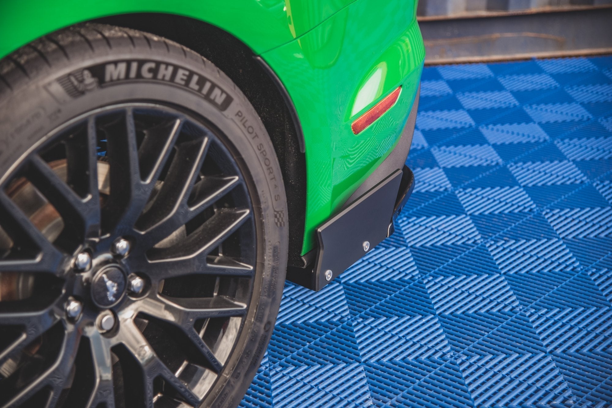 Maxton Design Splitters laterales traseros V.1 + Flaps para Ford Mustang GT Mk6 Facelift - imagen 4