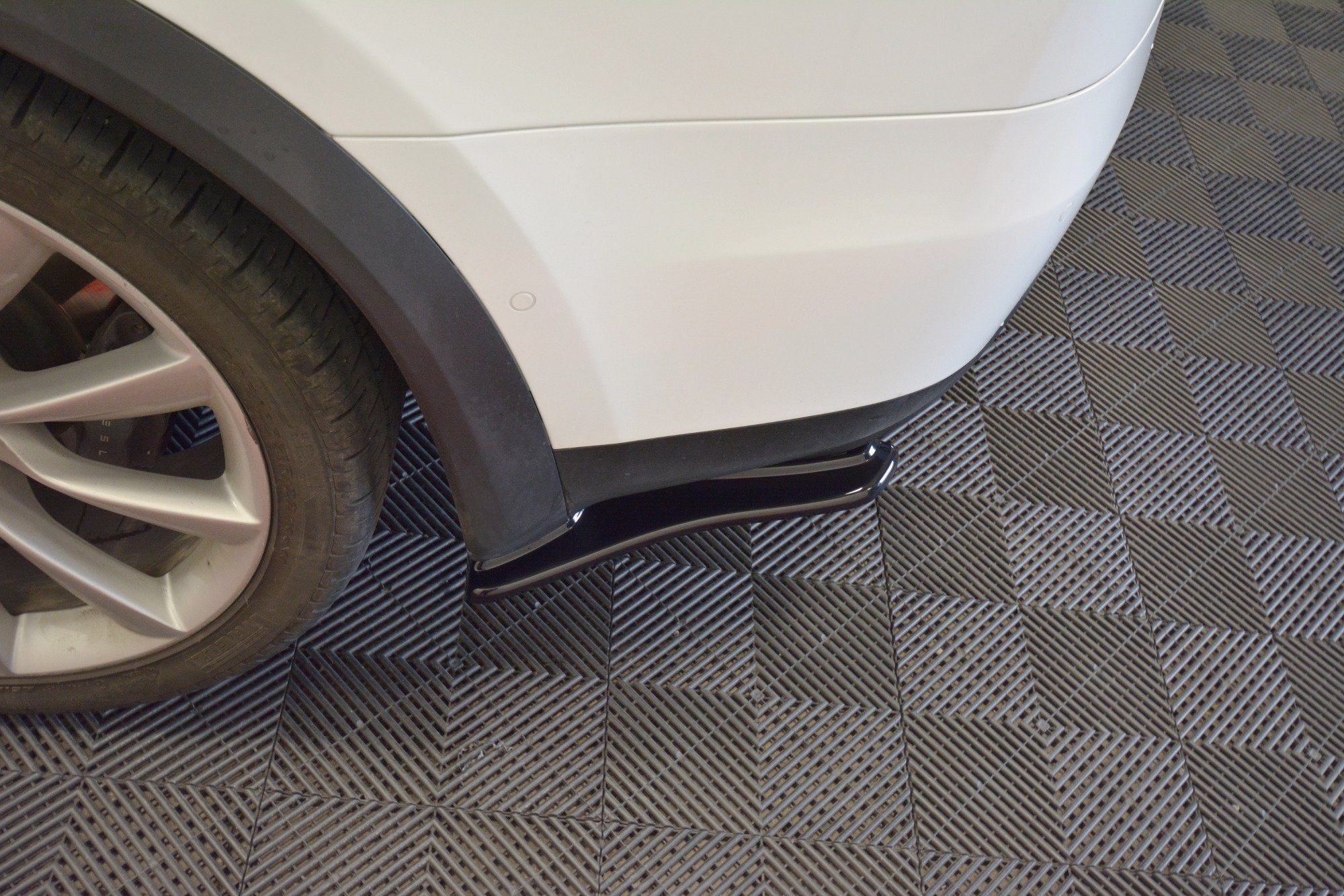 Maxton Design Splitters laterales traseros V.1 para Tesla Model X - imagen 2