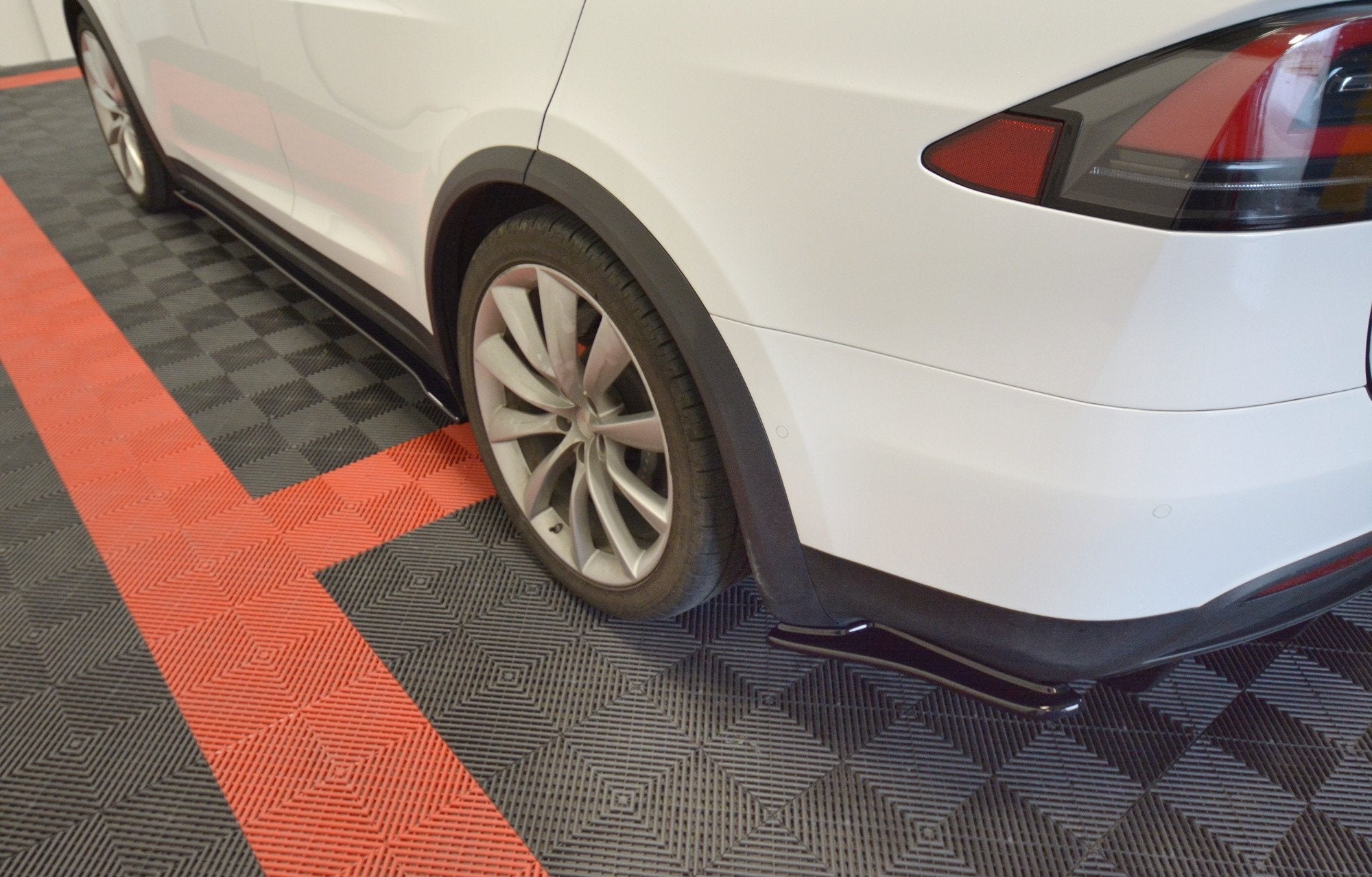 Maxton Design Splitters laterales traseros V.1 para Tesla Model X - imagen 1