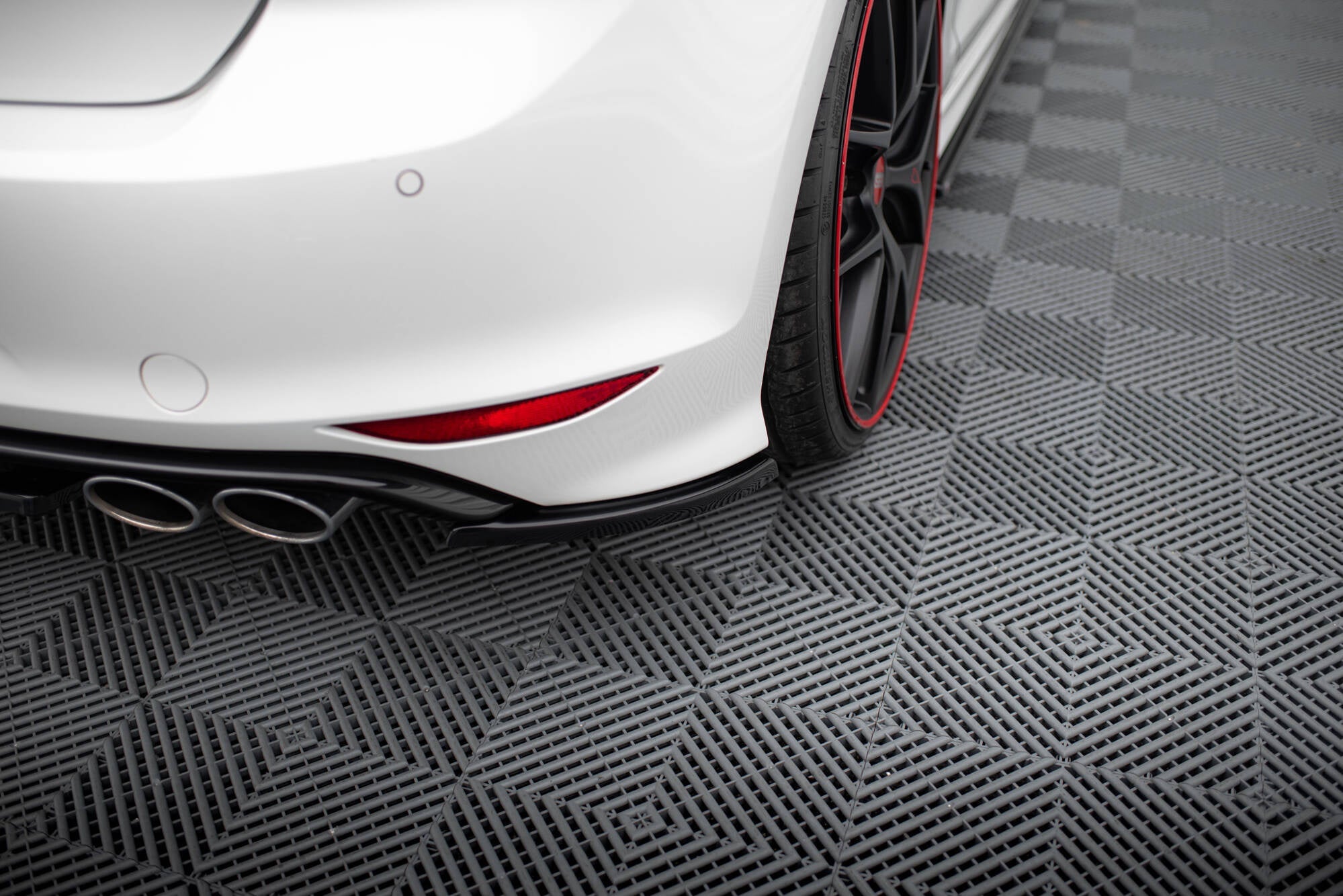 Maxton Design Splitters laterales traseros V.1 para Volkswagen Golf Mk7 R / R-Line - imagen 1