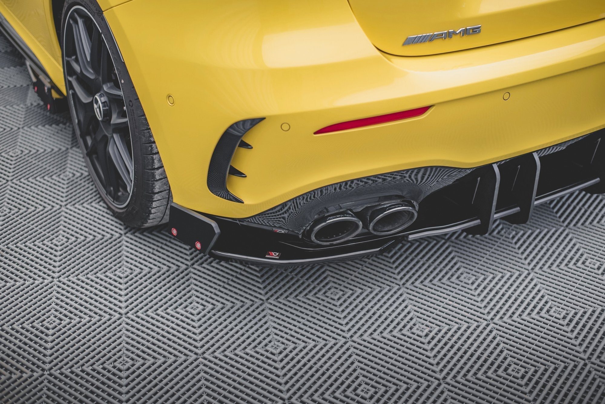 Maxton Design Splitters laterales traseros V.2 + Flaps para Mercedes-AMG A 45 S Aero Pack W177 - imagen 1