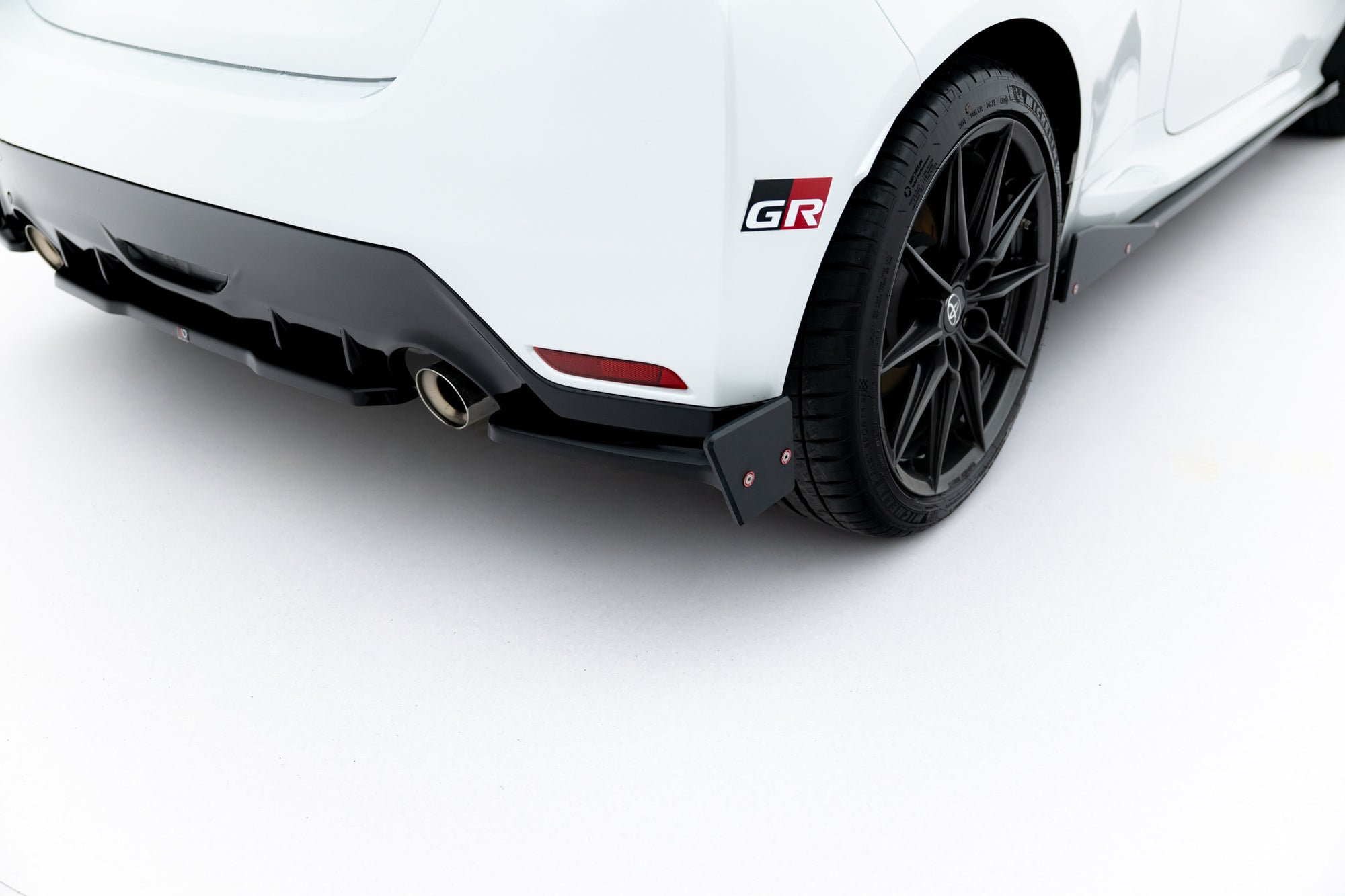 Maxton Design Splitters laterales traseros V.2 + Flaps para Toyota GR Yaris Mk4 - imagen 1