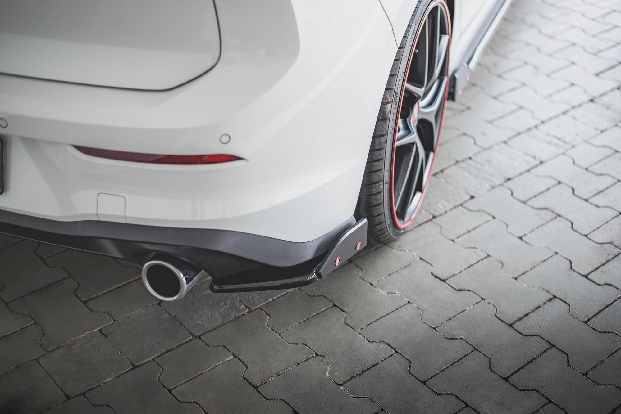 Maxton Design Splitters laterales traseros V.2 + Flaps para Volkswagen Golf GTI / GTE Mk8 - imagen 2