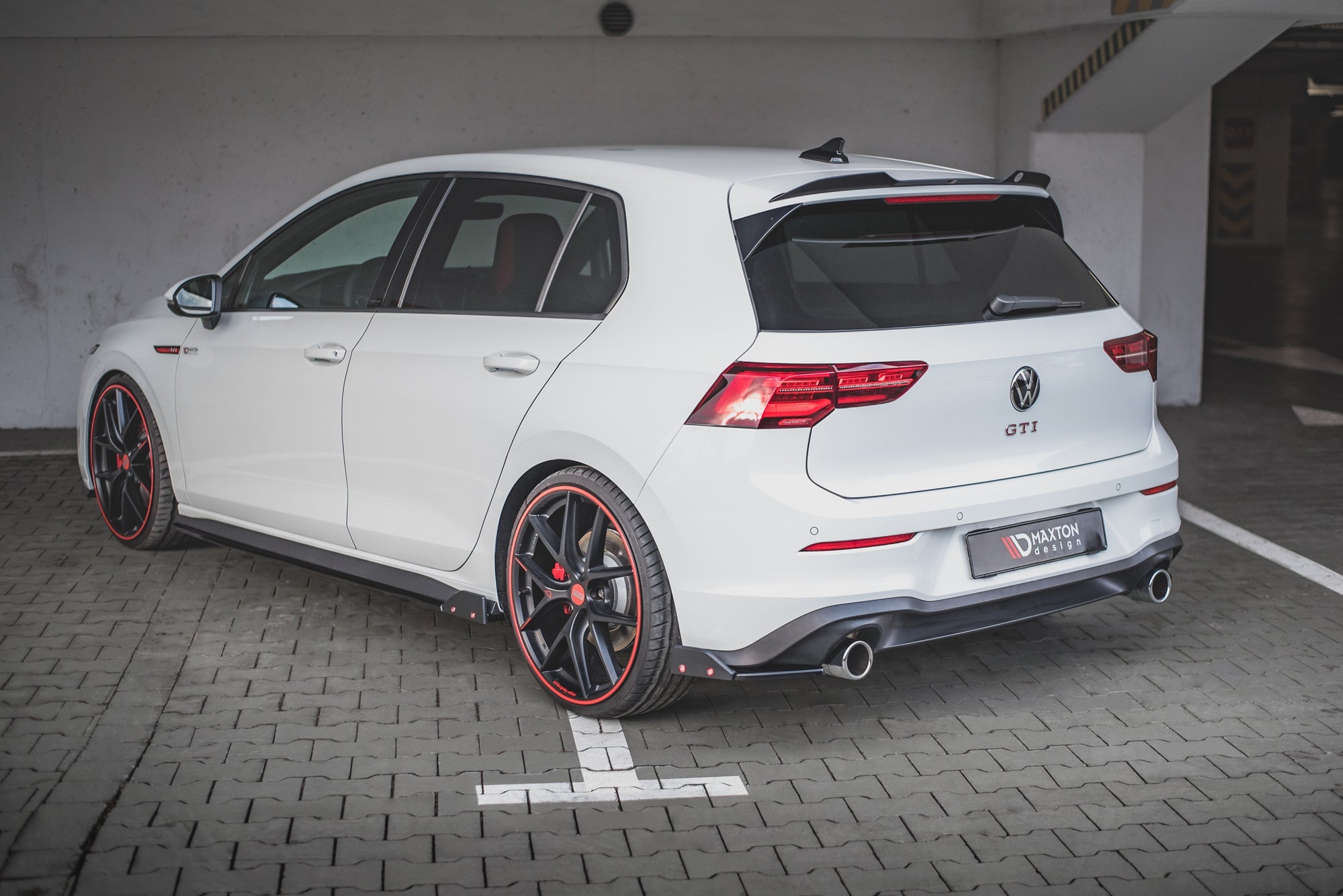 Maxton Design Splitters laterales traseros V.2 + Flaps para Volkswagen Golf GTI / GTE Mk8 - imagen 3