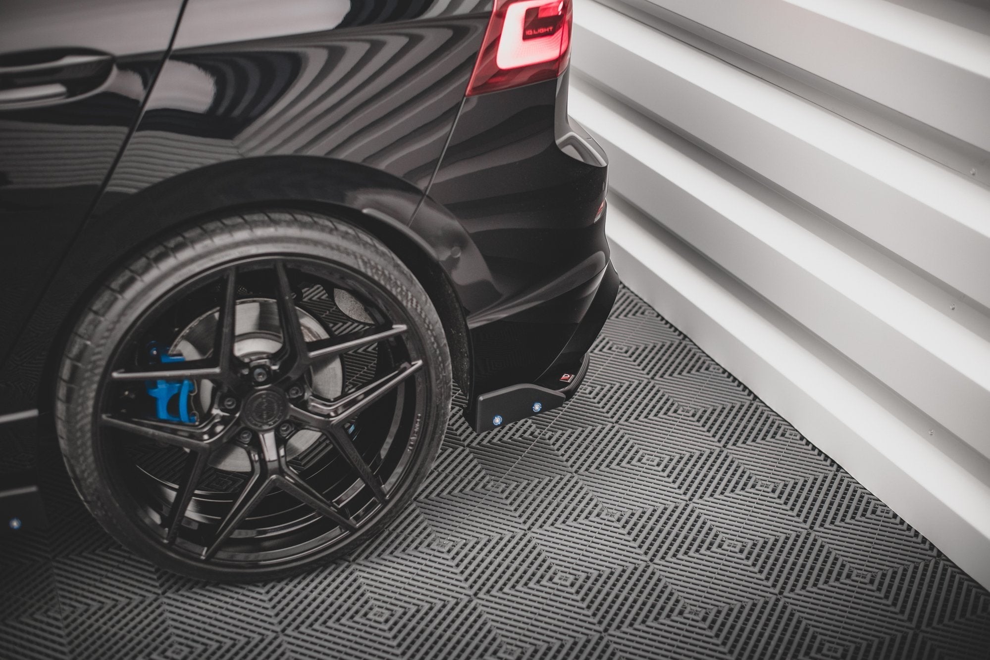 Maxton Design Splitters laterales traseros V.2 + Flaps para Volkswagen Golf R Hatchback Mk8 para only with: VW-GO-8-R-RS1G - imagen 1