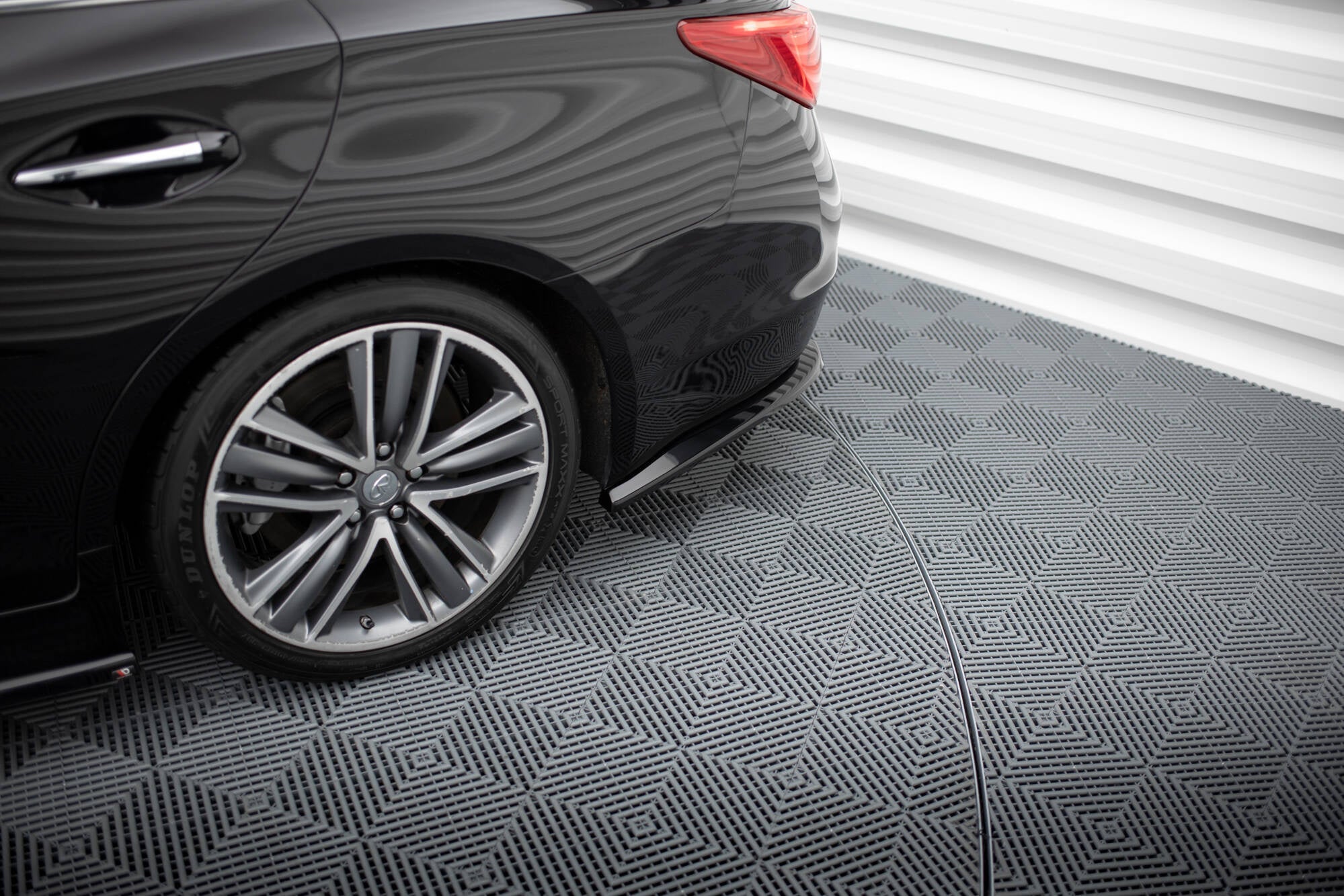 Maxton Design Splitters laterales traseros V.2 para Infiniti Q50 S Mk1 - imagen 1