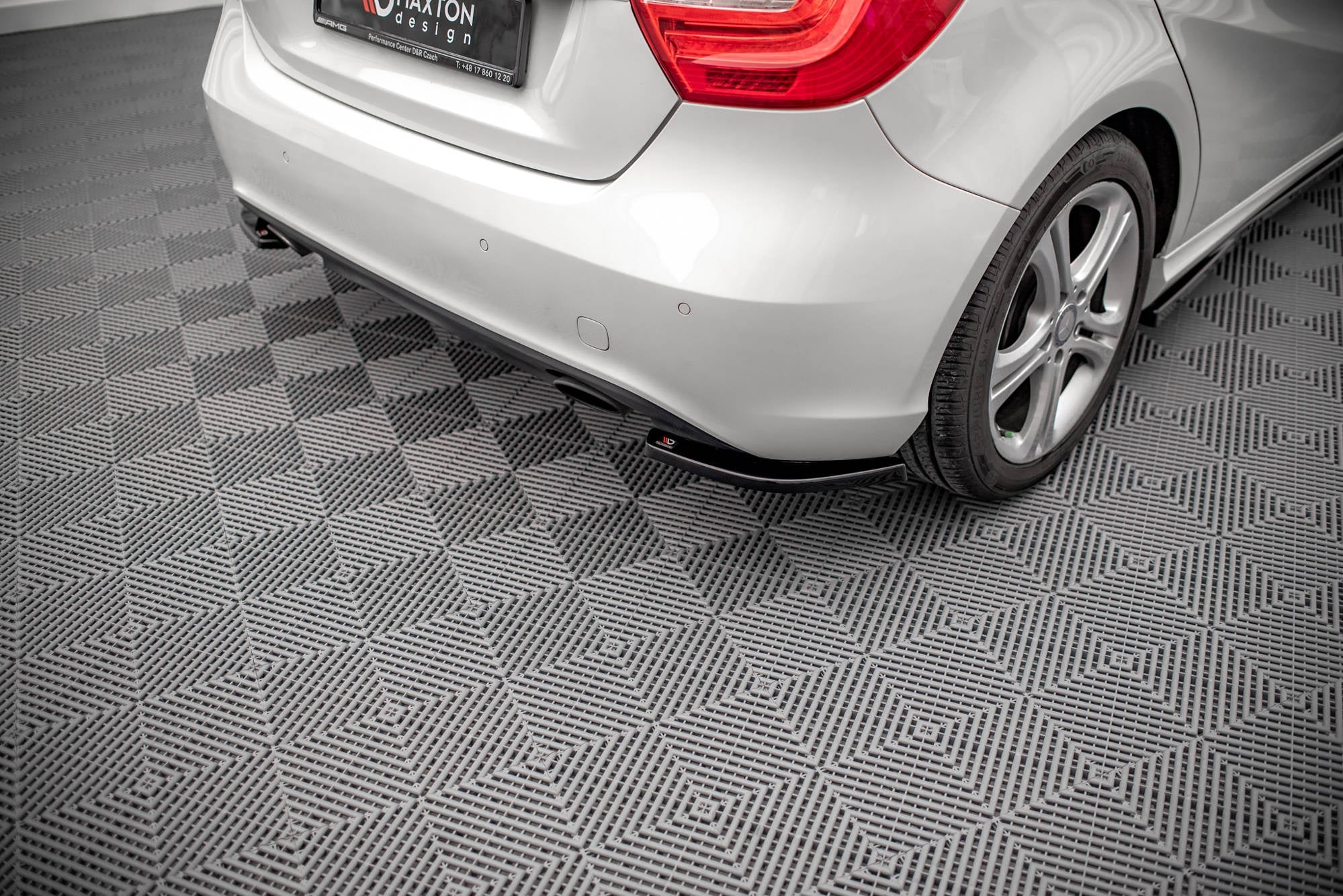 Maxton Design Splitters laterales traseros V.2 para Mercedes-Benz A W176 - imagen 1