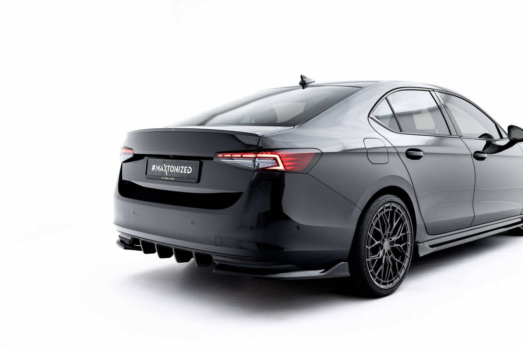 Maxton Design Splitters laterales traseros V.2 para Skoda Superb Sportline Mk4 - imagen 2