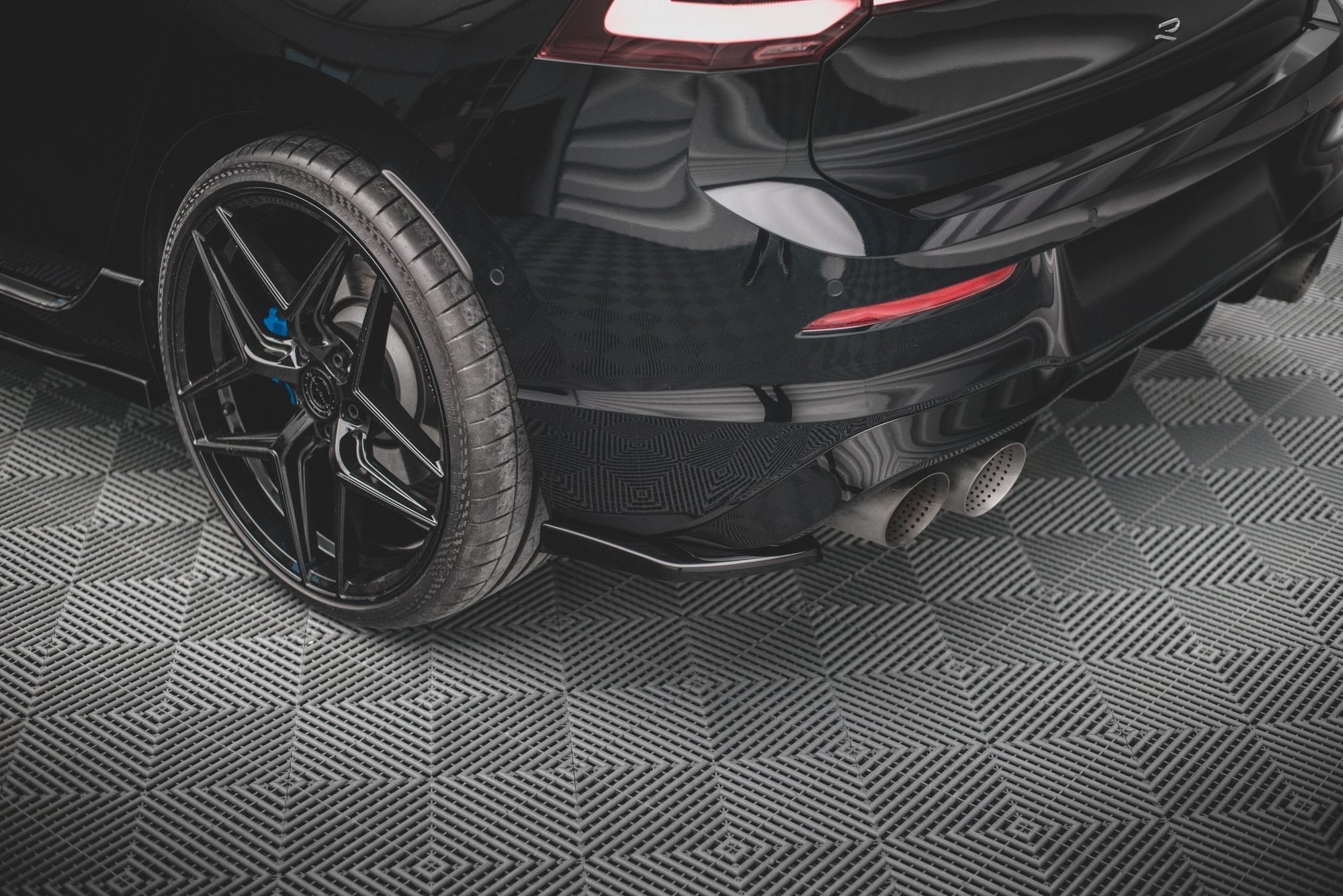 Maxton Design Splitters laterales traseros V.2 para Volkswagen Golf R Hatchback Mk8 - imagen 1