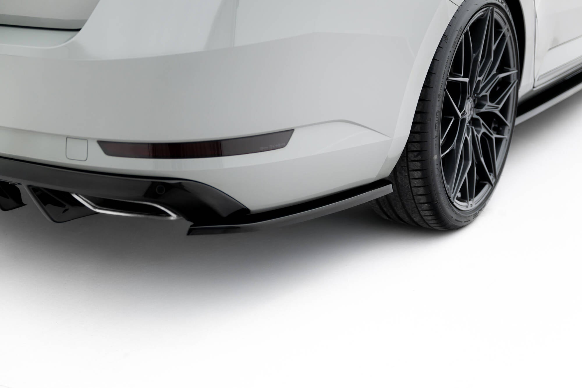 Maxton Design Splitters laterales traseros V.3 para Skoda Superb Liftback / Combi Mk3 - imagen 1