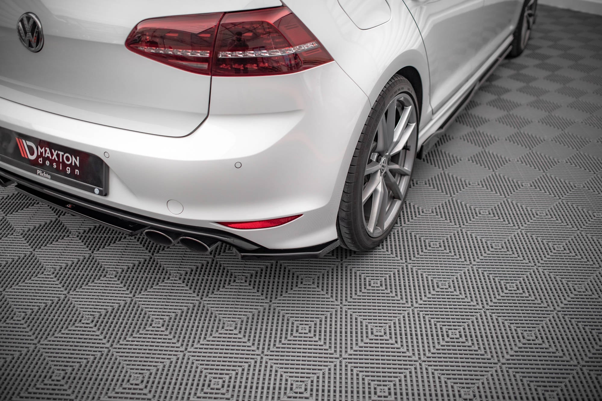 Maxton Design Splitters laterales traseros V.3 para Volkswagen Golf R Mk7 - imagen 1