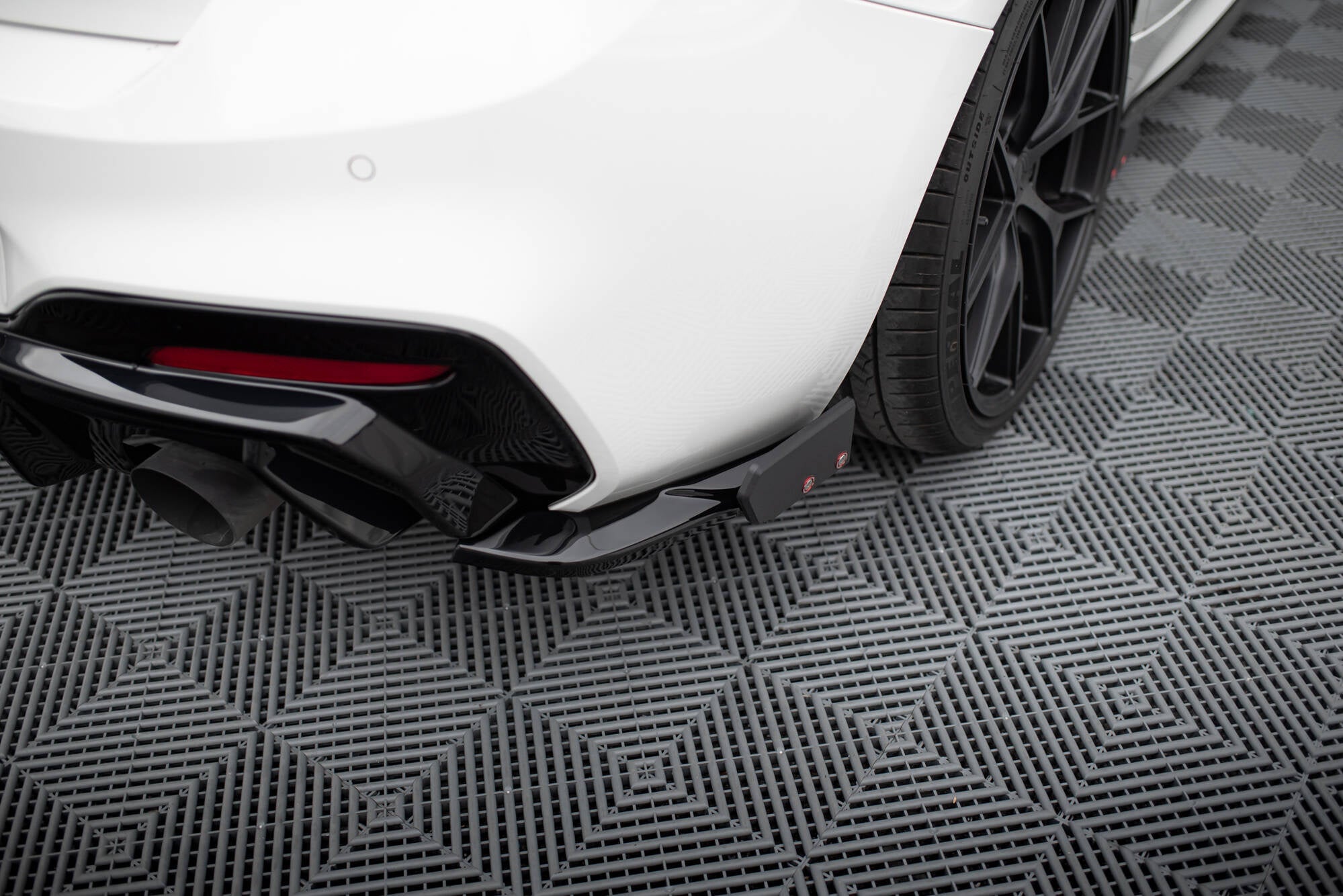 Maxton Design Splitters laterales traseros V.5 + Flaps (For Rear Valance V.3) para BMW 1 M-Pack / M140i F20 Facelift - imagen 1