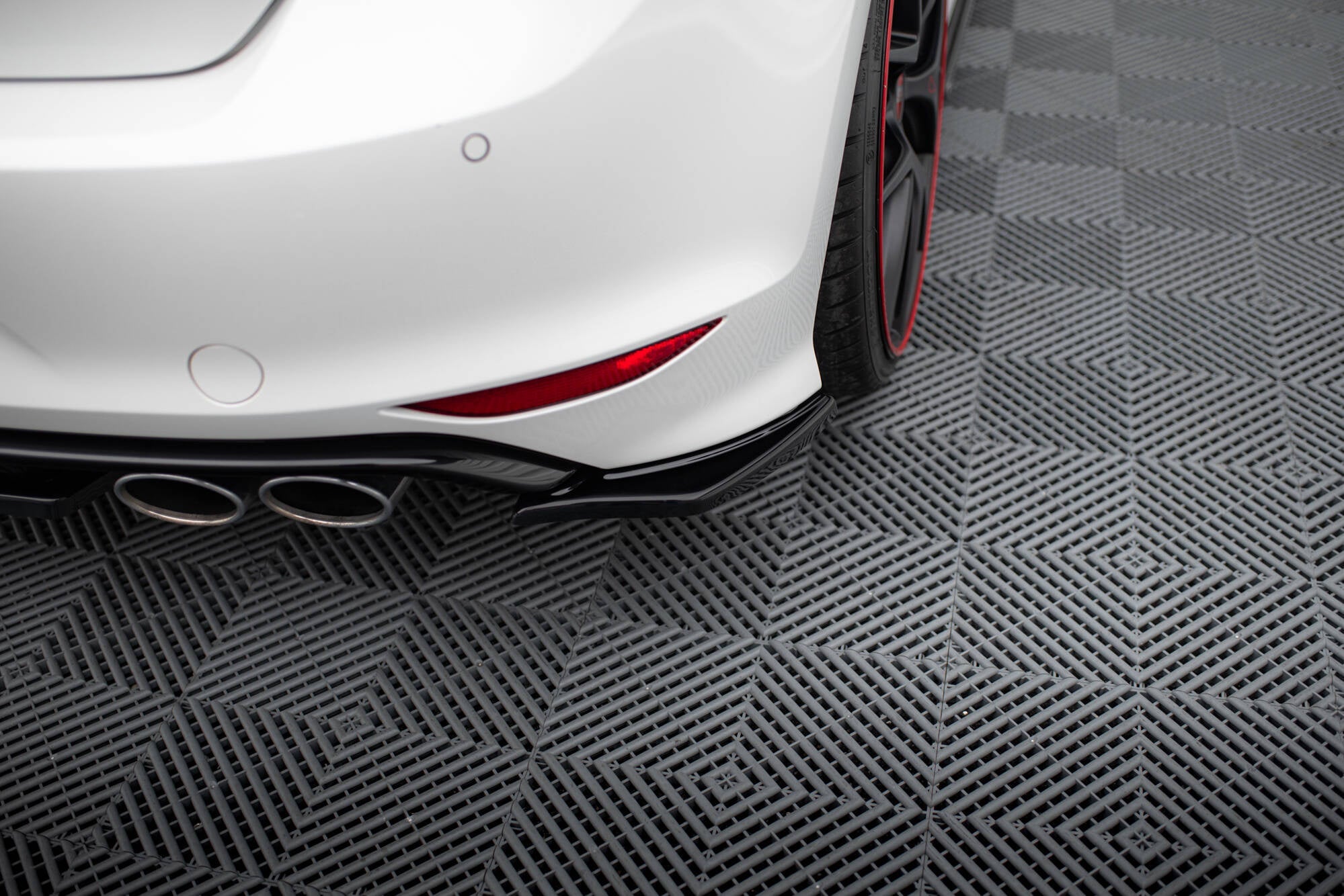 Maxton Design Splitters laterales traseros V.2 para Volkswagen Golf Mk7 R - imagen 1