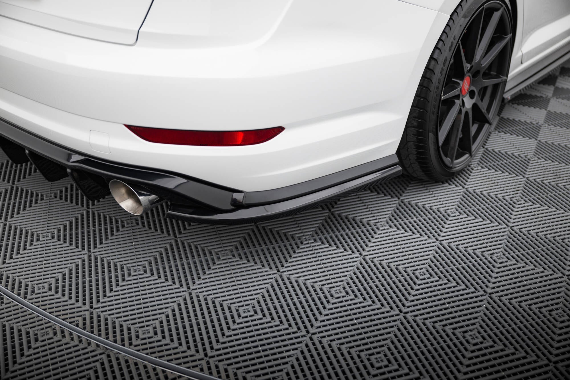 Maxton Design Splitters laterales traseros para Volkswagen Jetta GLI Mk7 - imagen 1