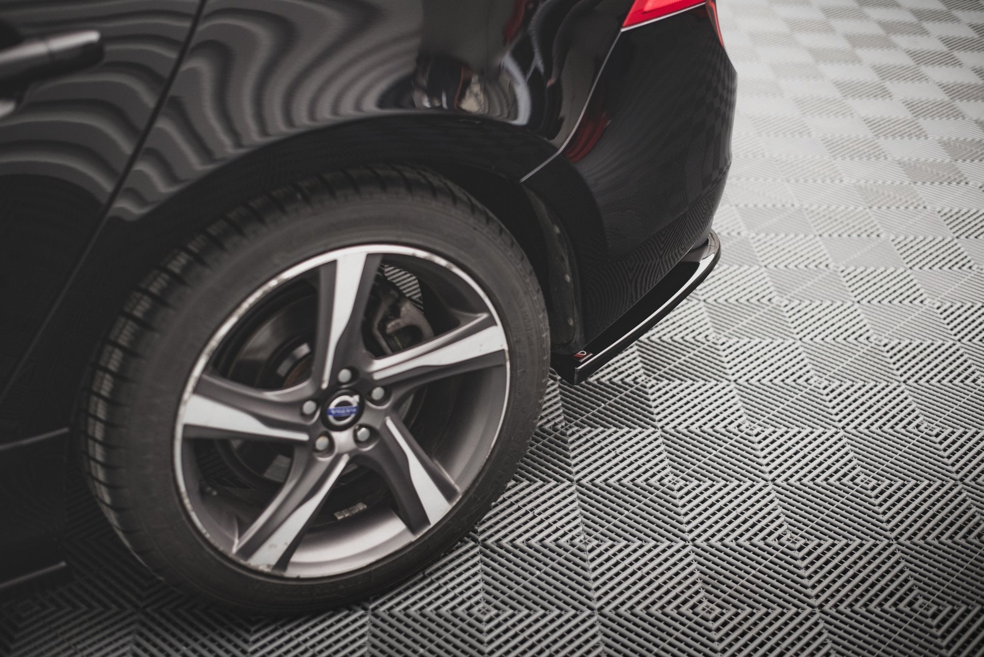 Maxton Design Splitters laterales traseros para Volvo S60 R-Design Mk2 Facelift - imagen 1