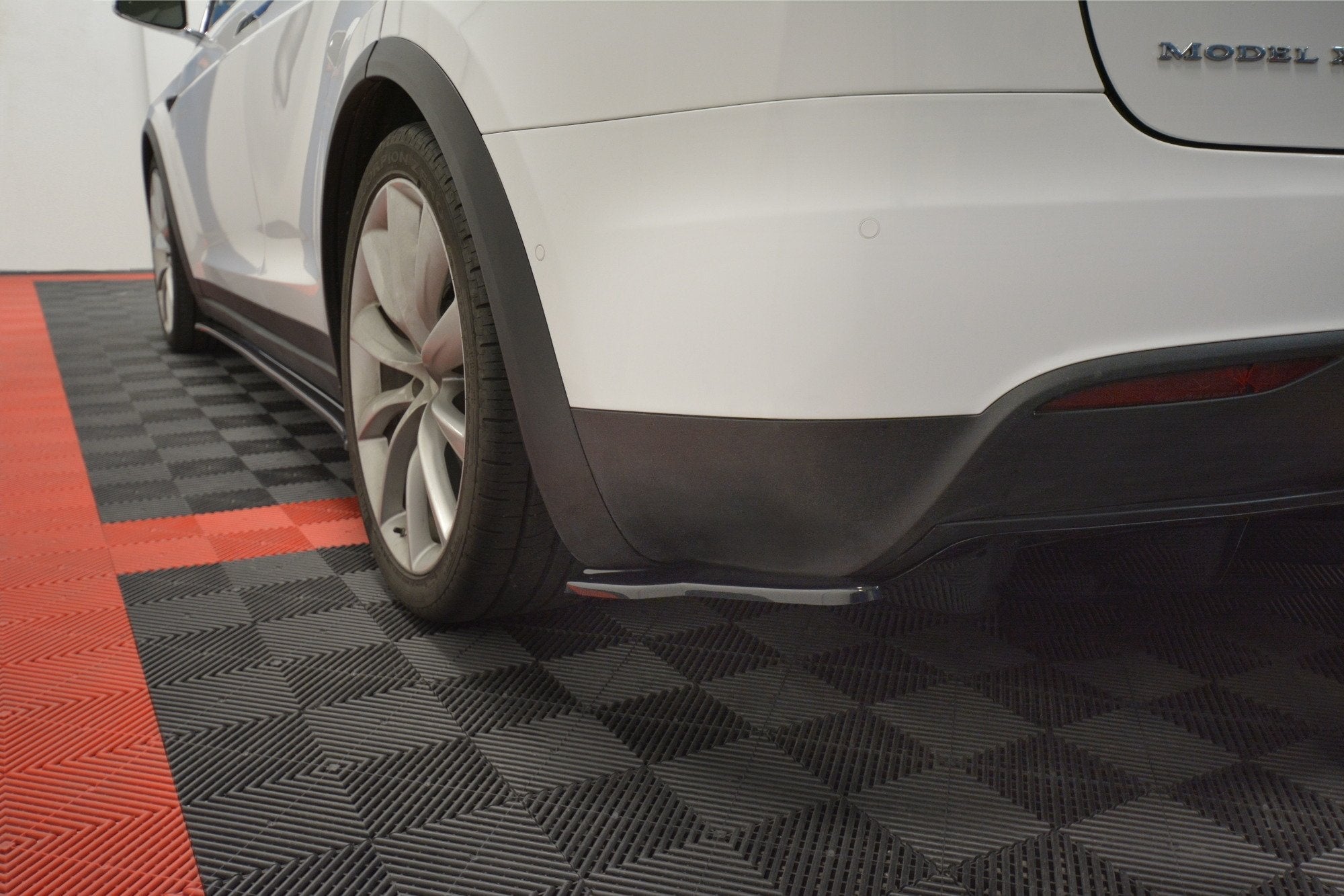 Maxton Design Splitters laterales traseros V.2 para Tesla Model X - imagen 1
