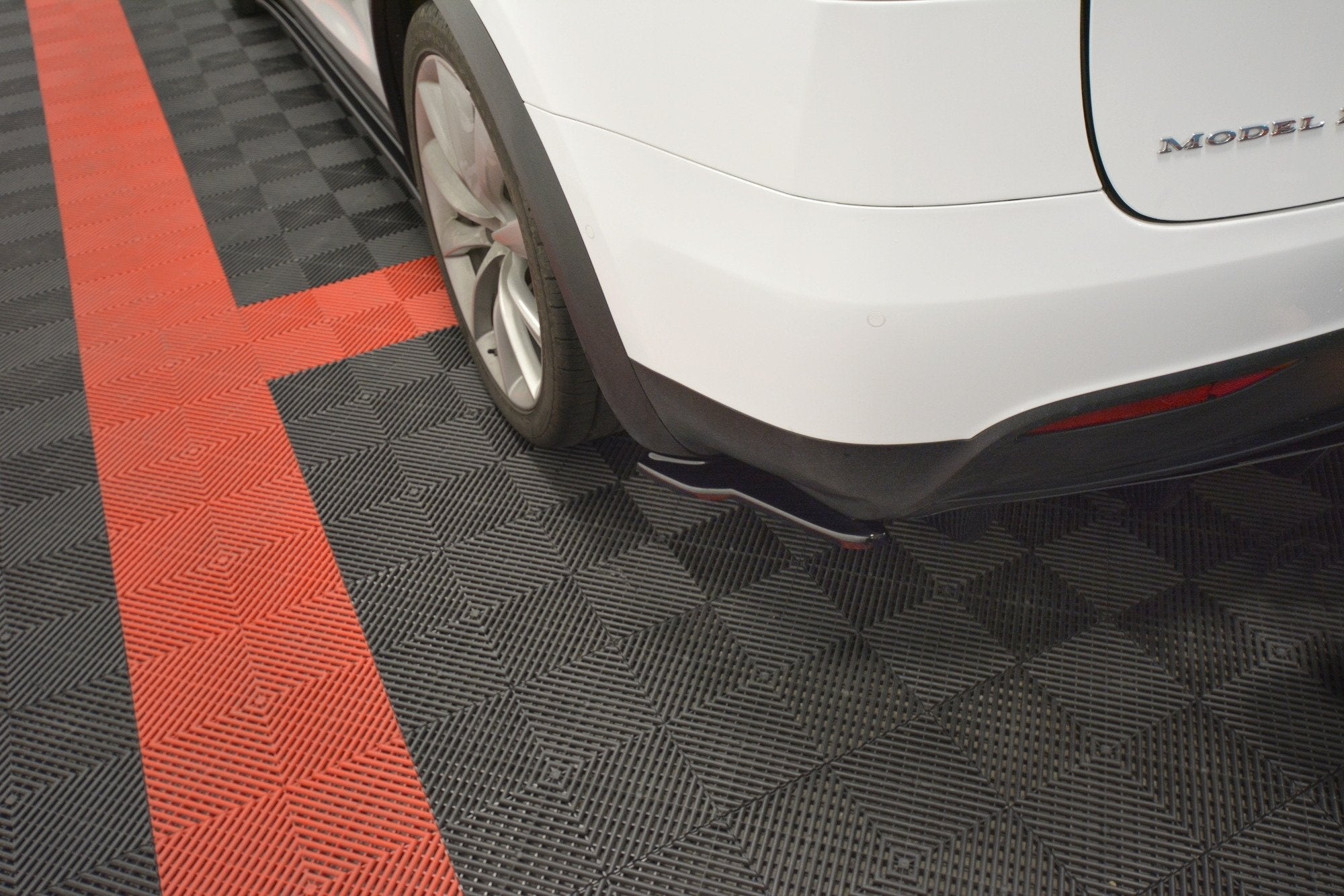 Maxton Design Splitters laterales traseros V.2 para Tesla Model X - imagen 2