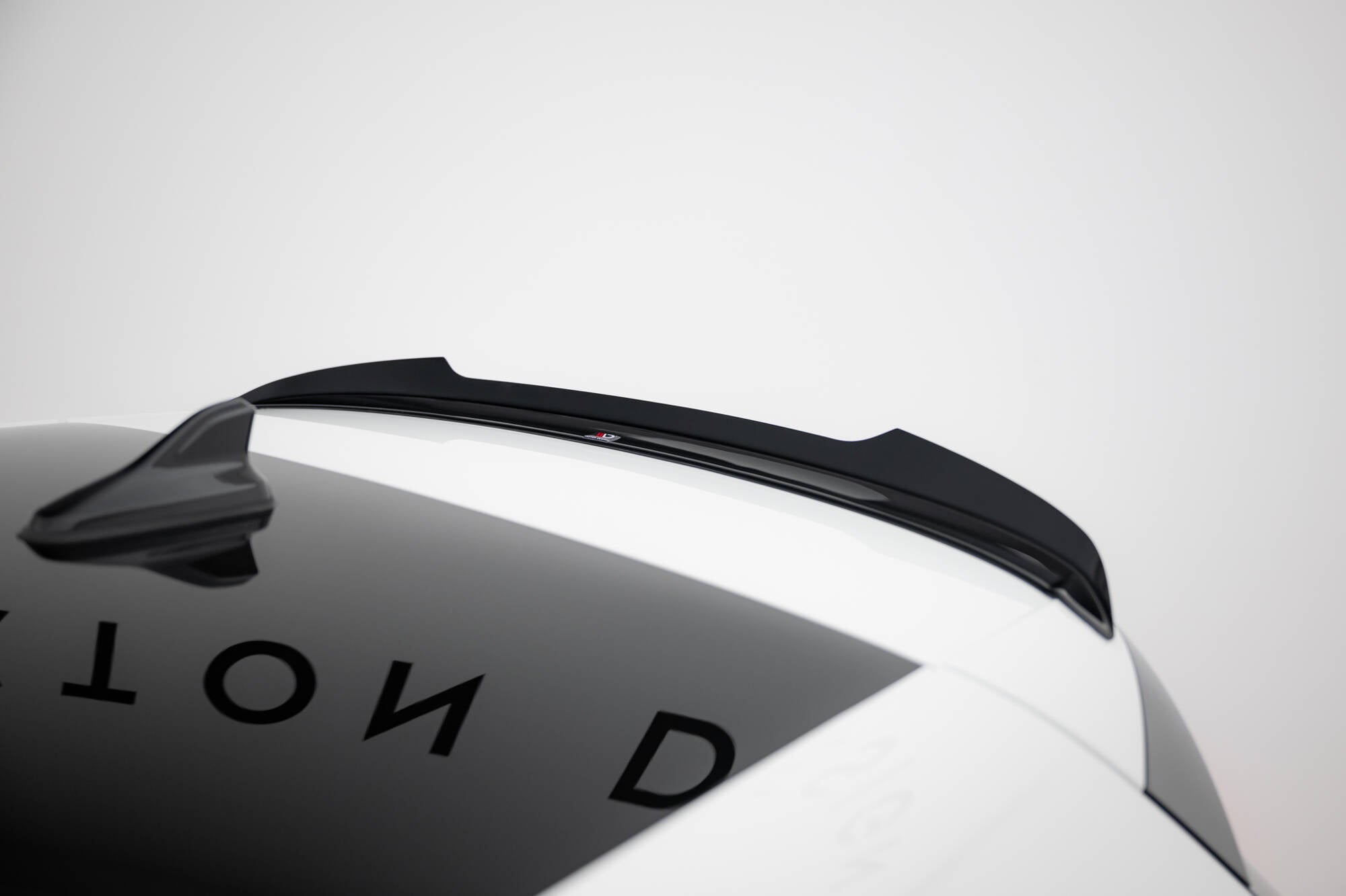 Maxton Design Extensión de alerón V.1 para Volkswagen Golf GTI / GTE / GTD / R-Line / R Mk8 - imagen 2