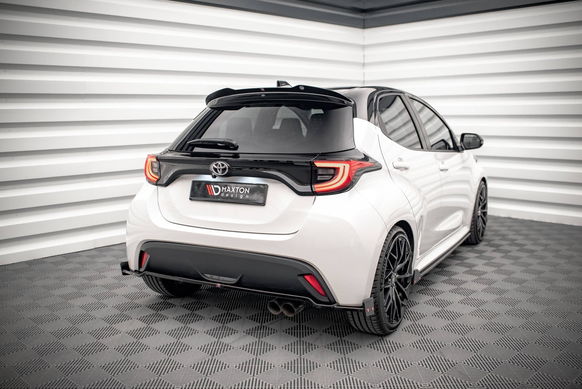 Maxton Design Extensión de alerón V.2 para Toyota Yaris Mk4 - imagen 2