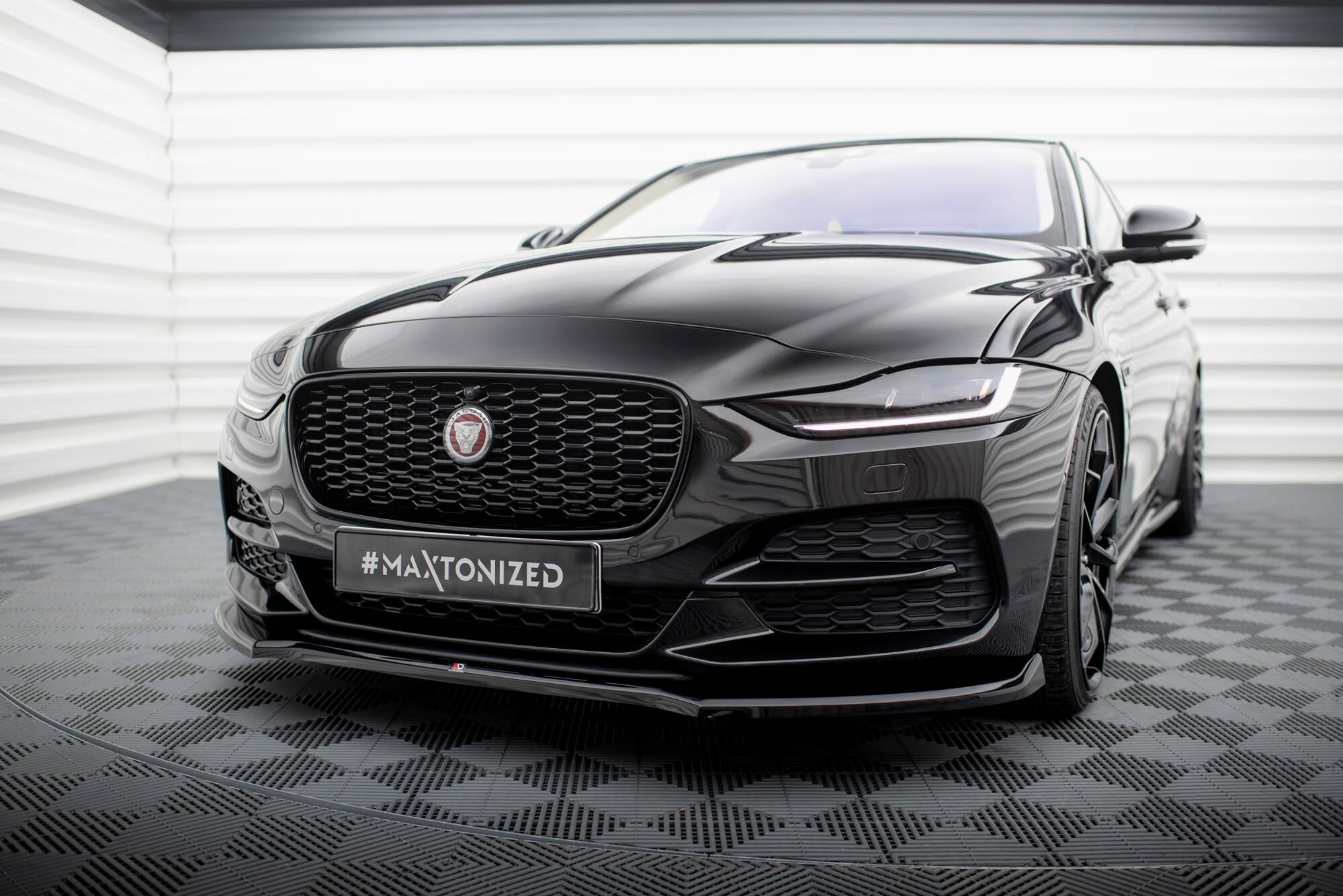Maxton Design Set Of Splitters para Jaguar XE X760 Facelift - imagen 3