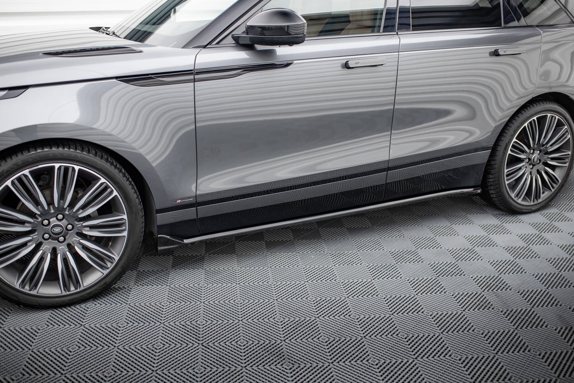 Maxton Design Set Of Splitters para Land Rover Range Rover Velar R-Dynamic Mk1 (The kit is compatible with the towbar) - imagen 5