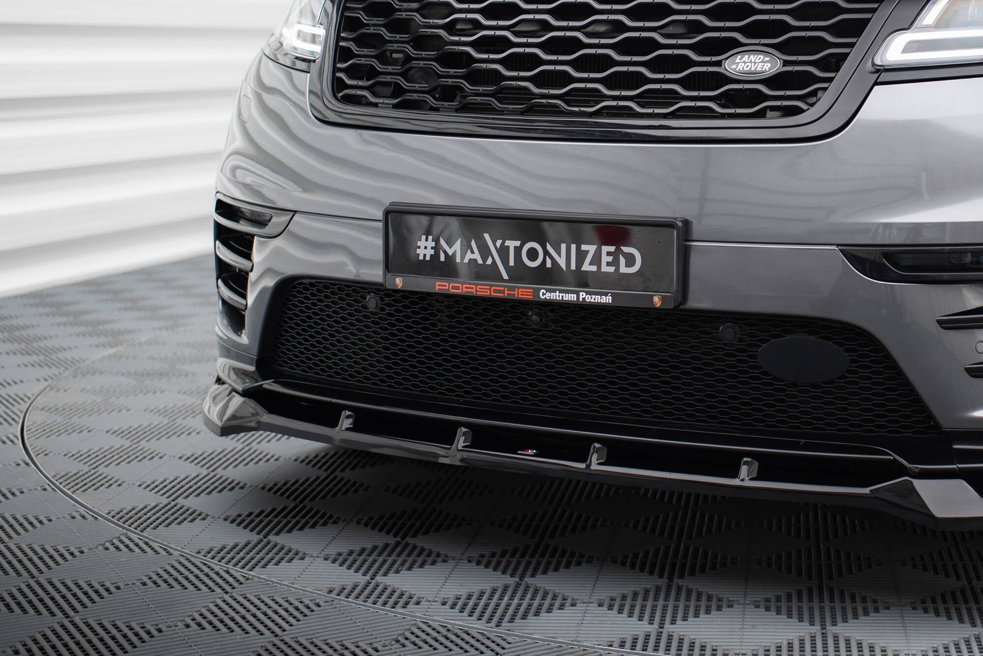 Maxton Design Set Of Splitters para Land Rover Range Rover Velar R-Dynamic Mk1 (The kit is compatible with the towbar) - imagen 4