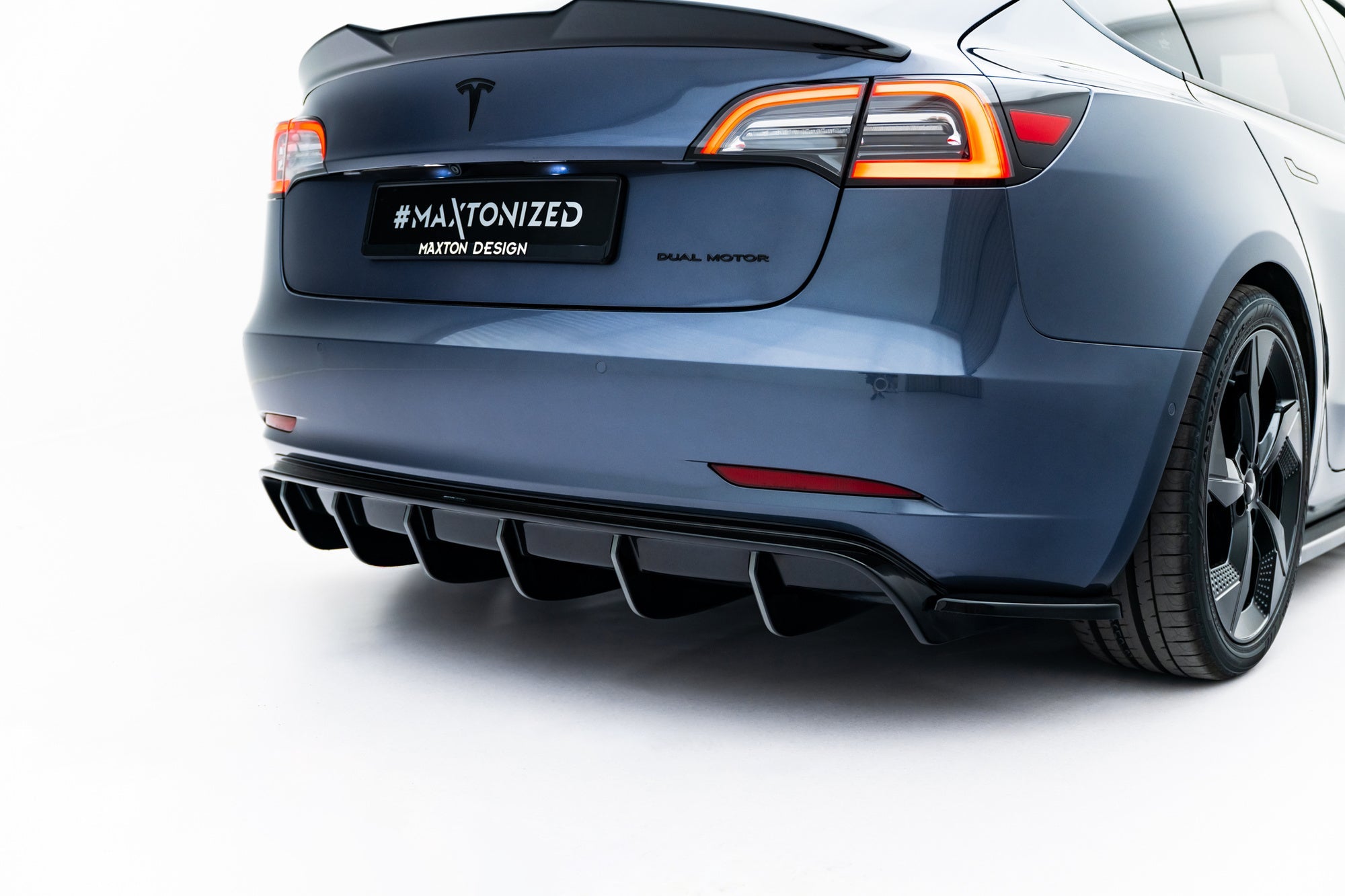 Maxton Design Set Of Splitters para Tesla Model 3 - imagen 13