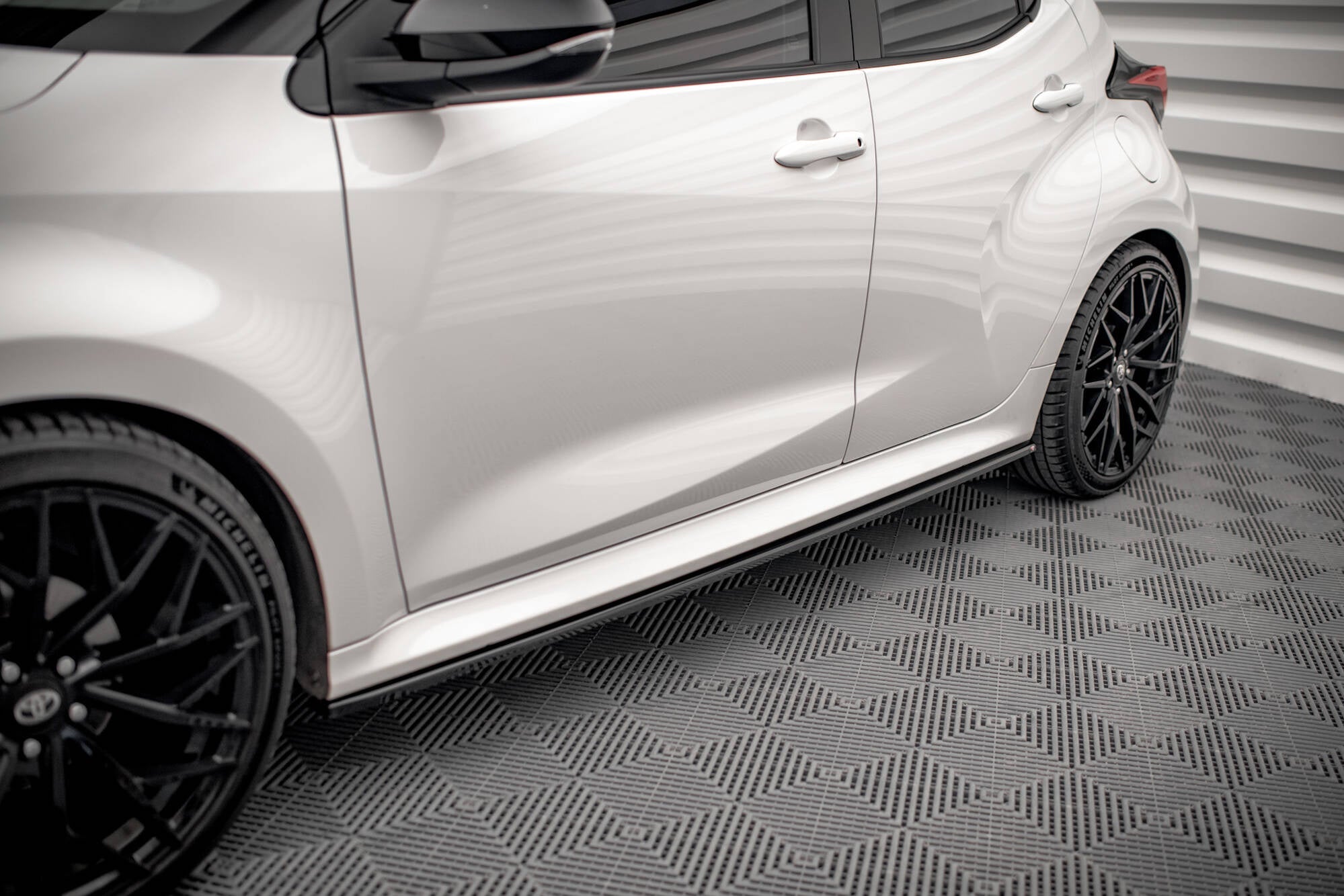Maxton Design Set Of Splitters para Toyota Yaris GR Sport Mk4 - imagen 5