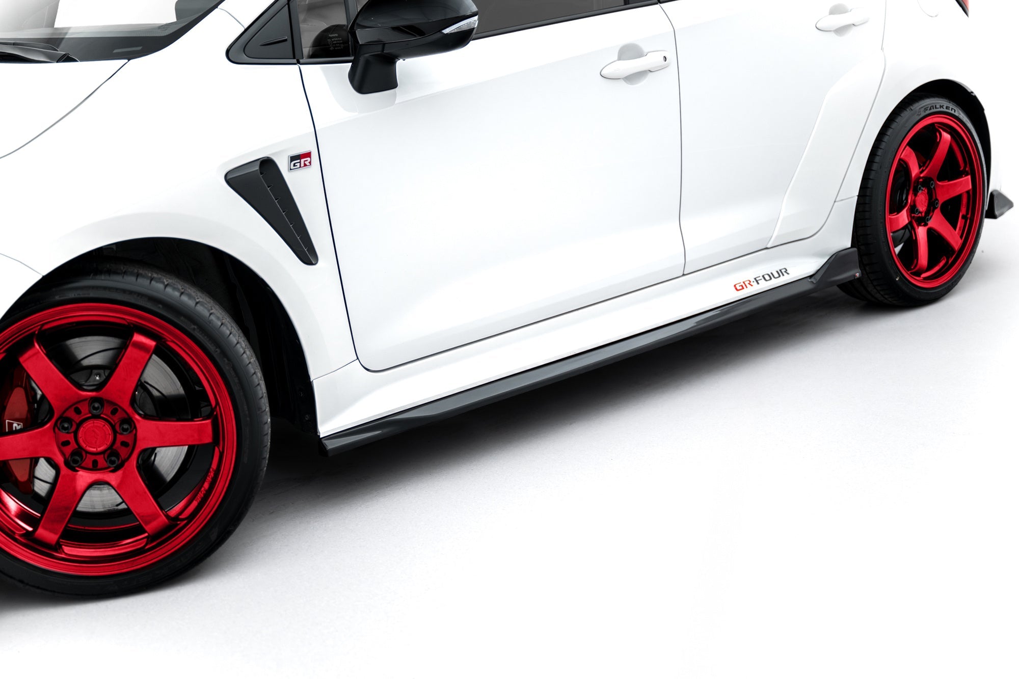 Maxton Design Set Of Splitters V.2 para Toyota GR Corolla Mk12 - imagen 7