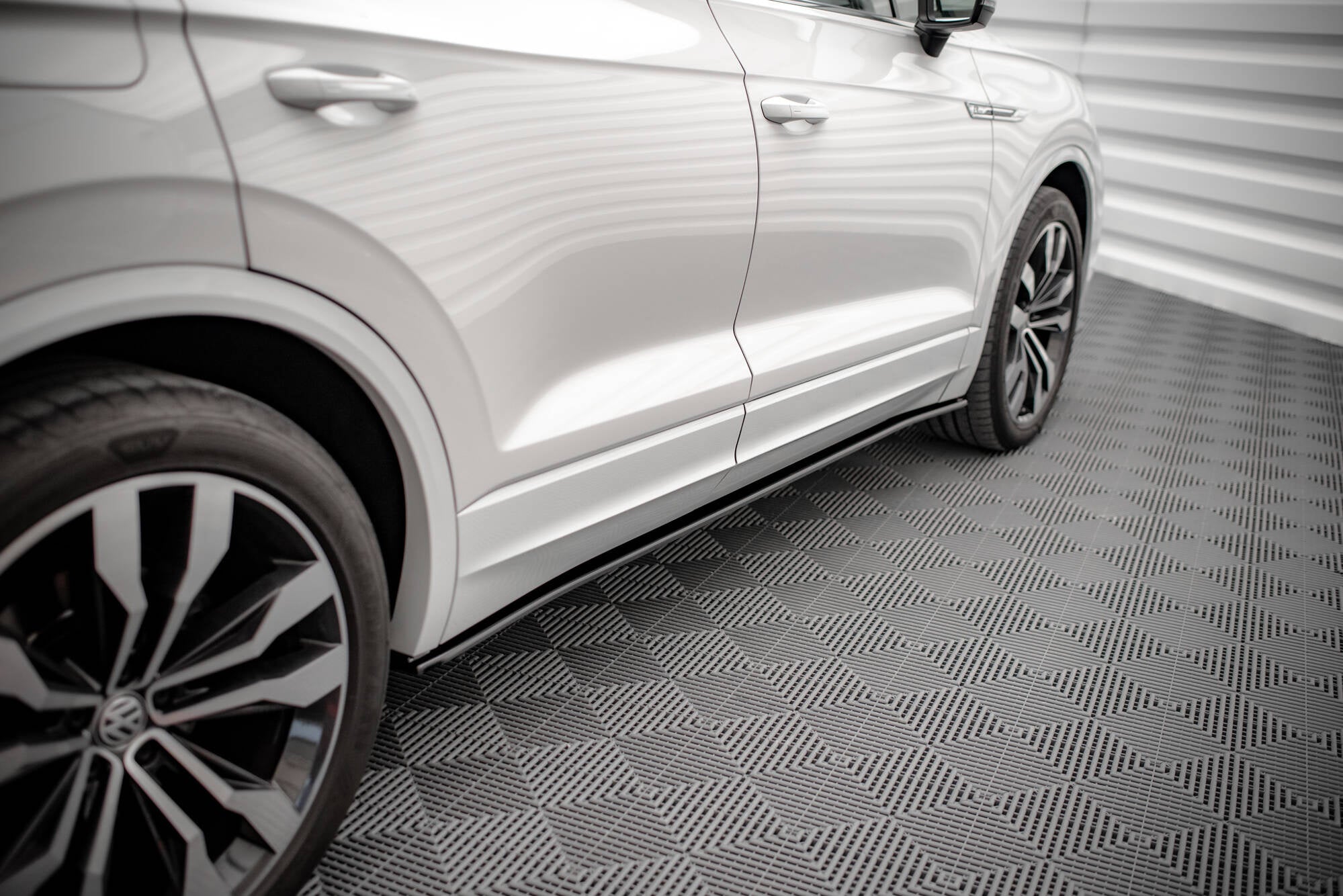 Maxton Design Set Of Splitters para Volkswagen Touareg R-Line Mk3 - imagen 5